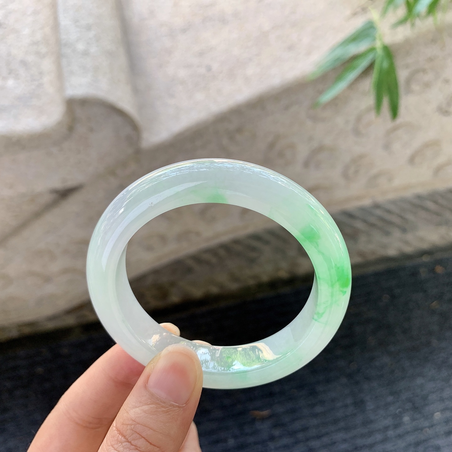 正圈51 52【圈口】52.6/12.5/9.2【编码】AN110793【描述】冰糯飘阳绿，水润，种老，细腻，打灯有棉线