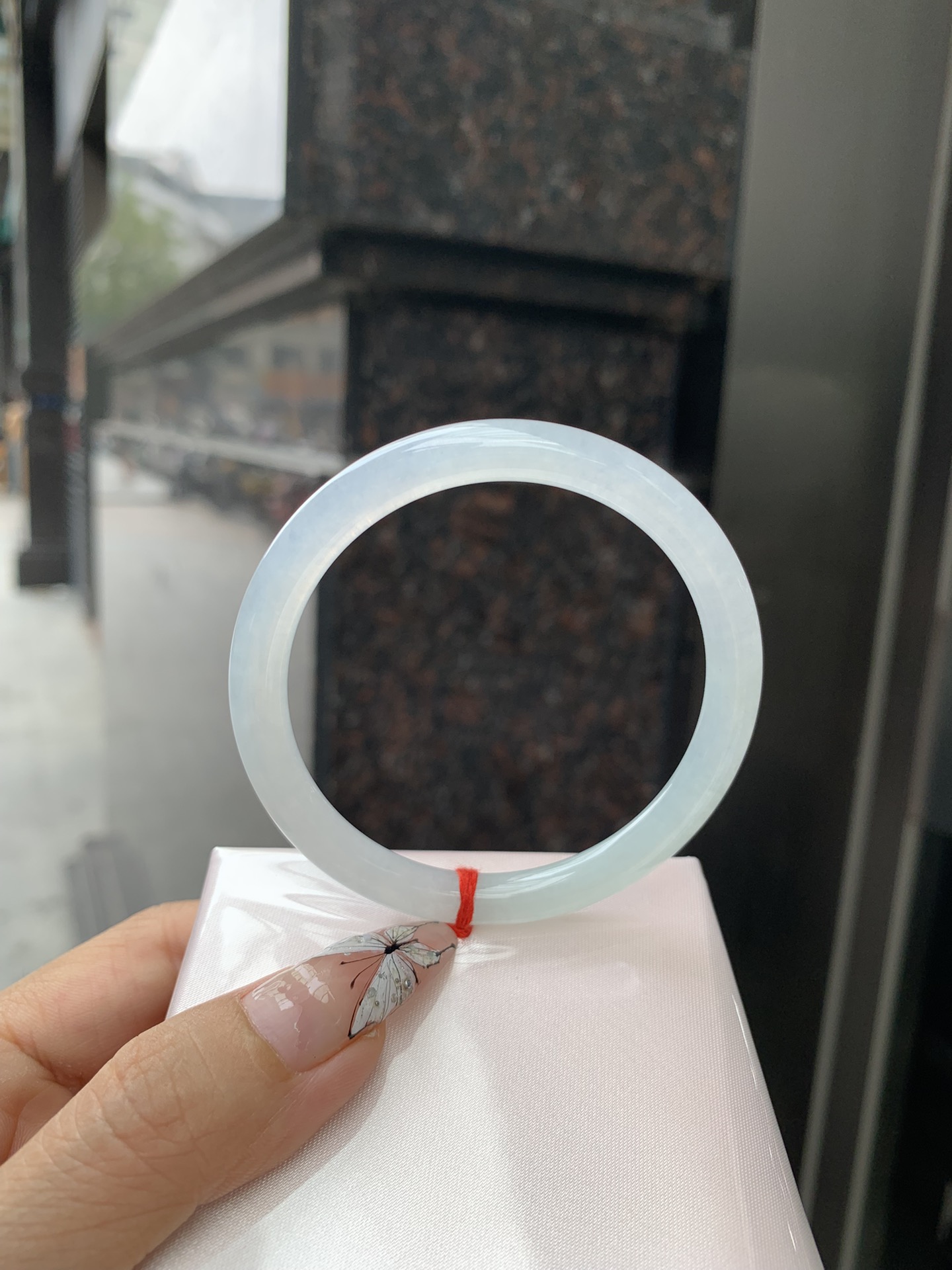 白月光美人条 54.5-7.3-6 0412-N410-6 打灯细纹，底妆细腻，水水润润的白月光，如同夜空中最温柔的那一抹月光，轻轻洒落你的手腕，带来一份宁静与雅致