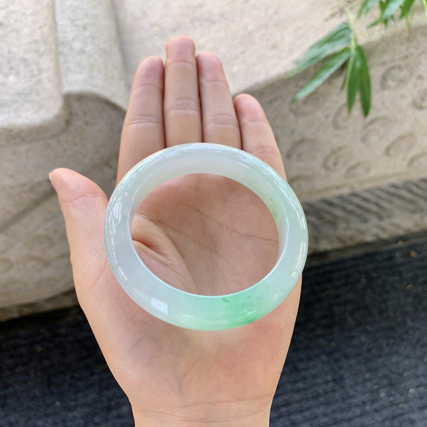 正圈51 52【圈口】52.6/12.5/9.2【编码】AN110793【描述】冰糯飘阳绿，水润，种老，细腻，打灯有棉线