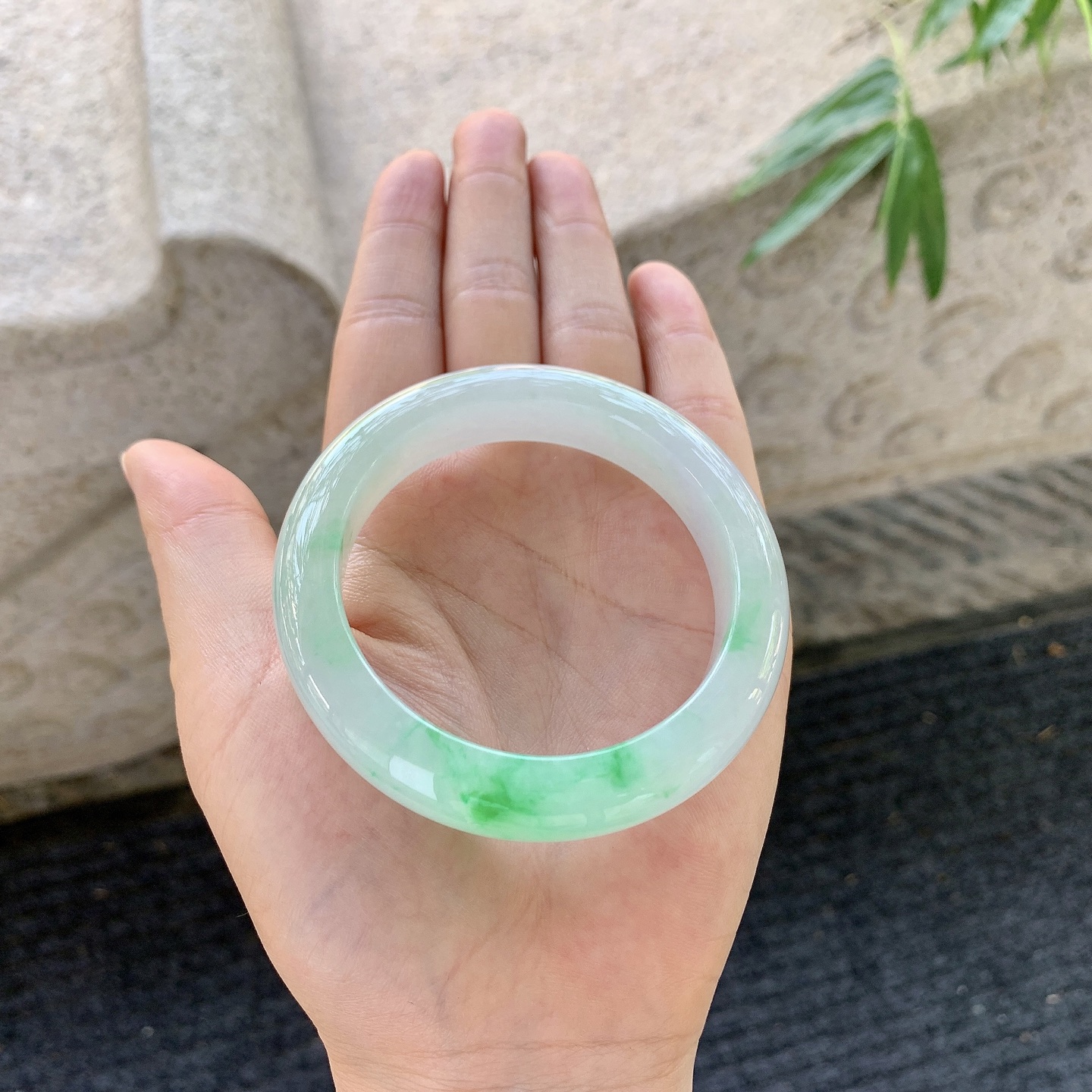 正圈51 52【圈口】52.6/12.5/9.2【编码】AN110793【描述】冰糯飘阳绿，水润，种