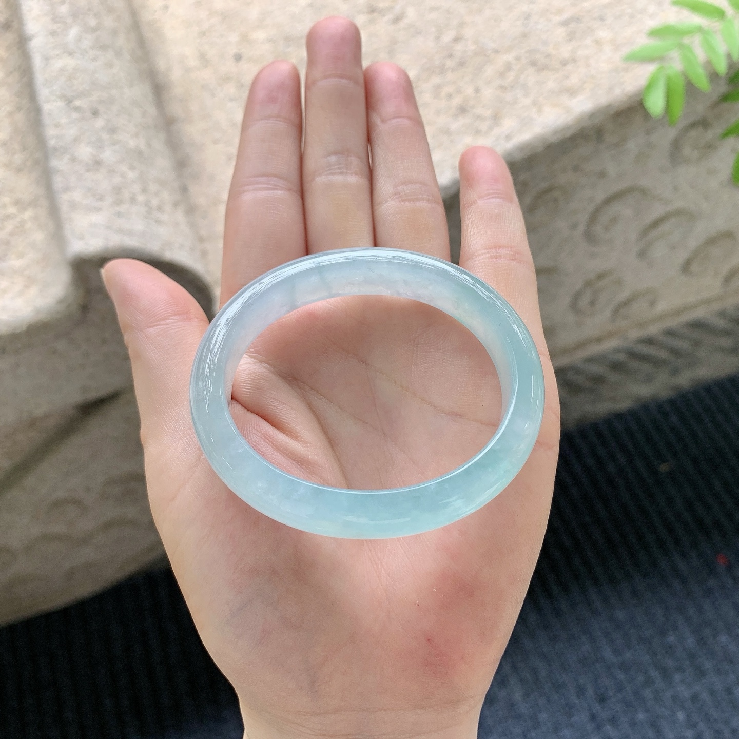 贵妃51 52【圈口】52.7/44.6/11.6/7.5【编码】DZ041214【描述】冰糯晴绿，水润，种老，细腻，无裂