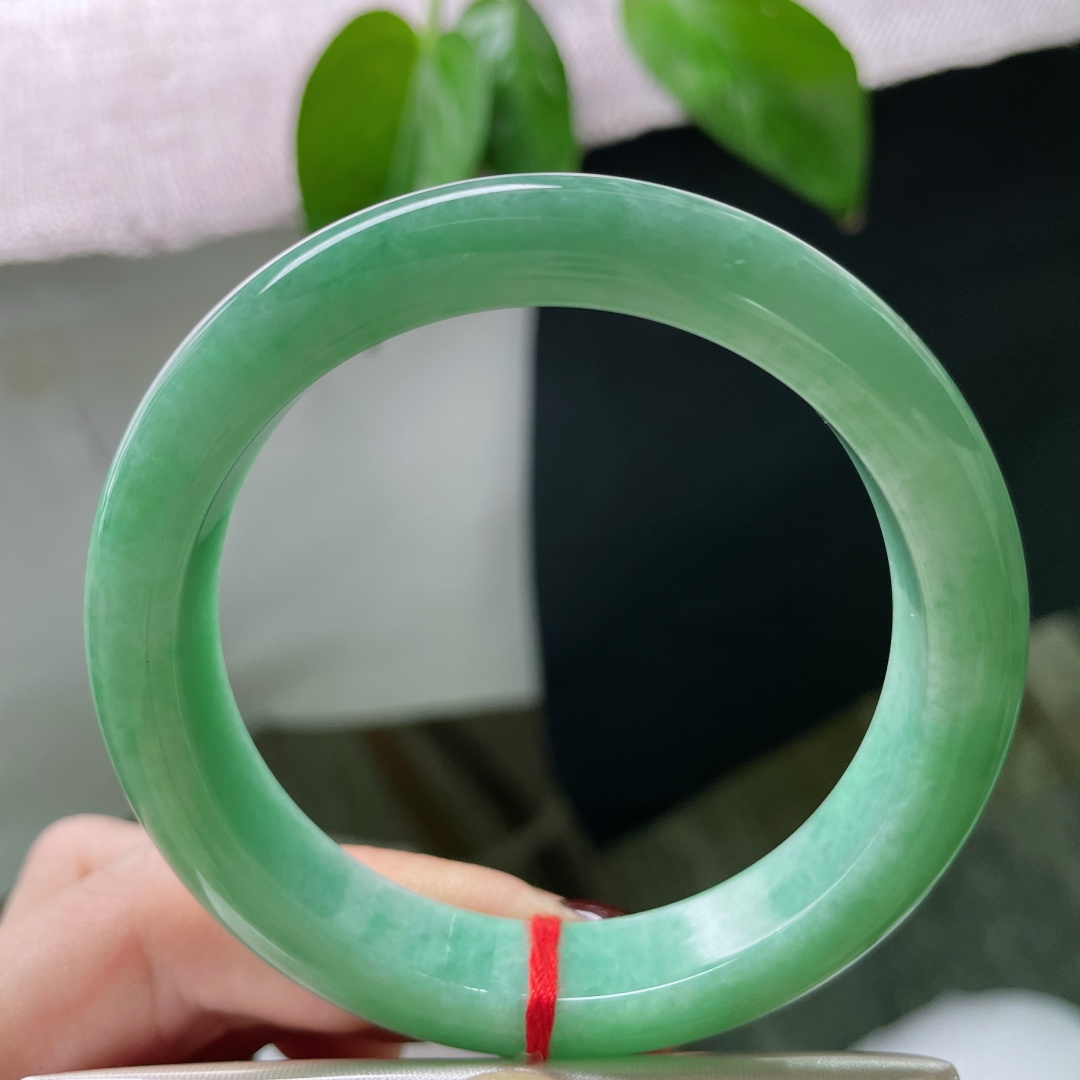 55.6/12/8.5绿色正圈，水润，底子细腻，稳如青山。 不是点缀，是底色，是根基。皮纹，ss50