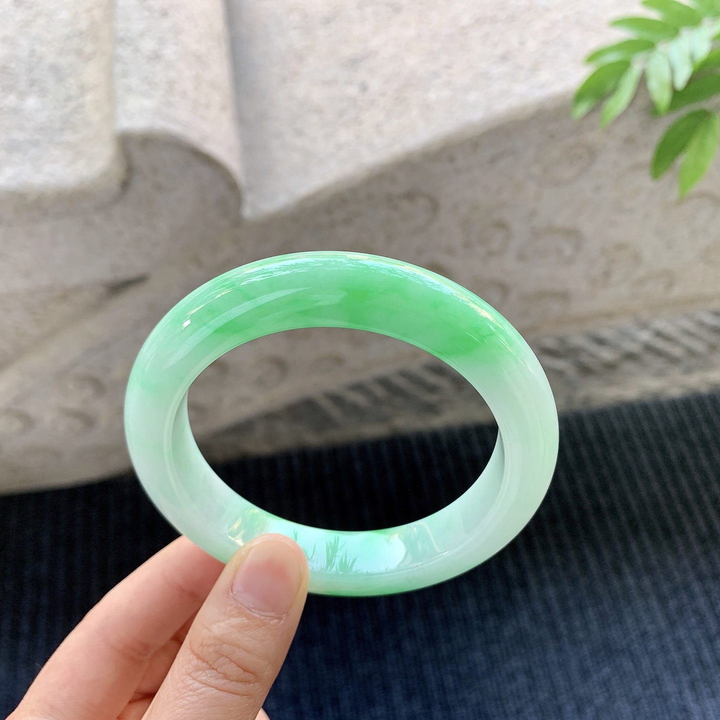 正圈58 59【圈口】59.8/12.5/10【编码】GJ121602【描述】糯冰飘阳绿，水润，种老，细腻，无裂