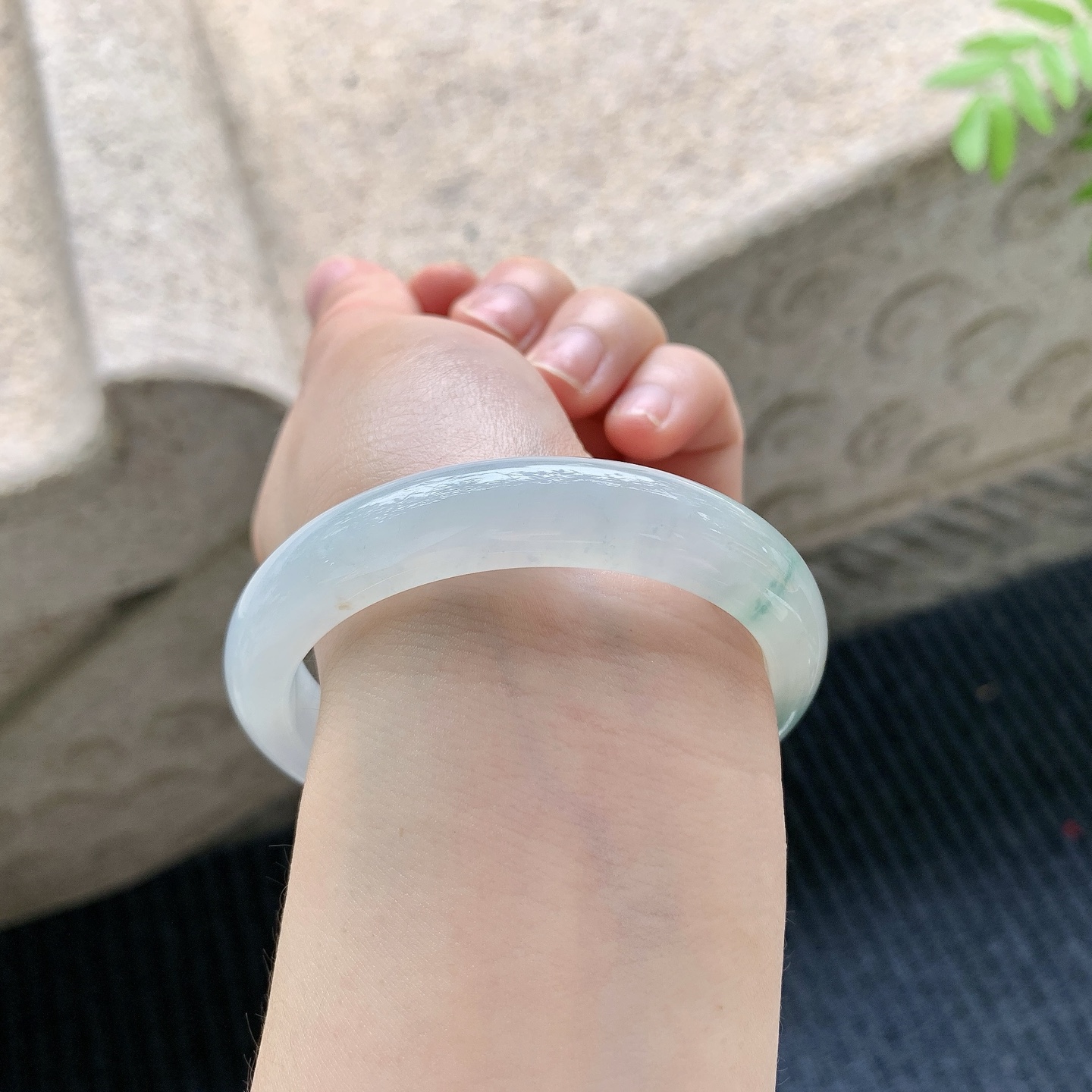 正圈53 54【圈口】54.5/11.4/8【编码】FL041233【描述】冰糯飘花，水润，种老，细腻，打灯有棉线