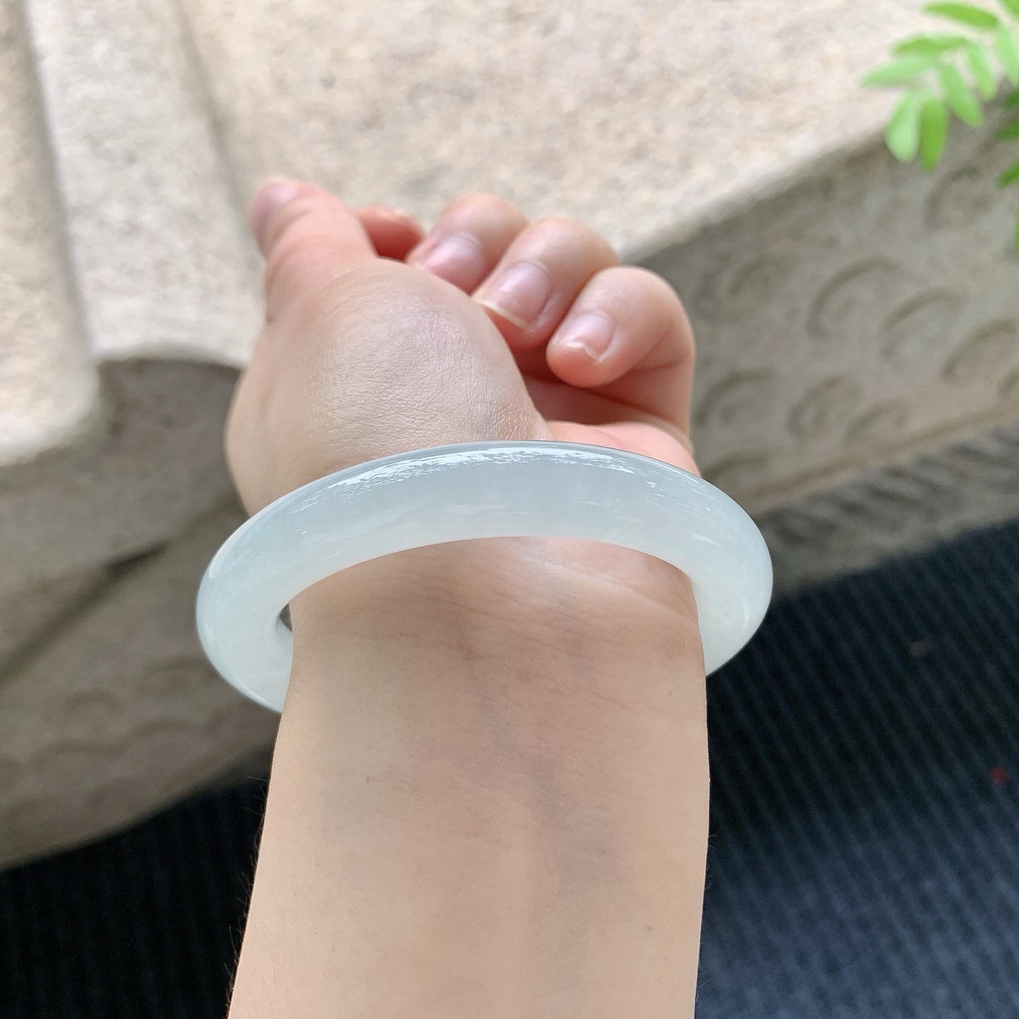 圆条52 53【圈口】52.8/10/10【编码】YT041223【描述】糯冰底色，水润，种老，细腻，打灯有絮线