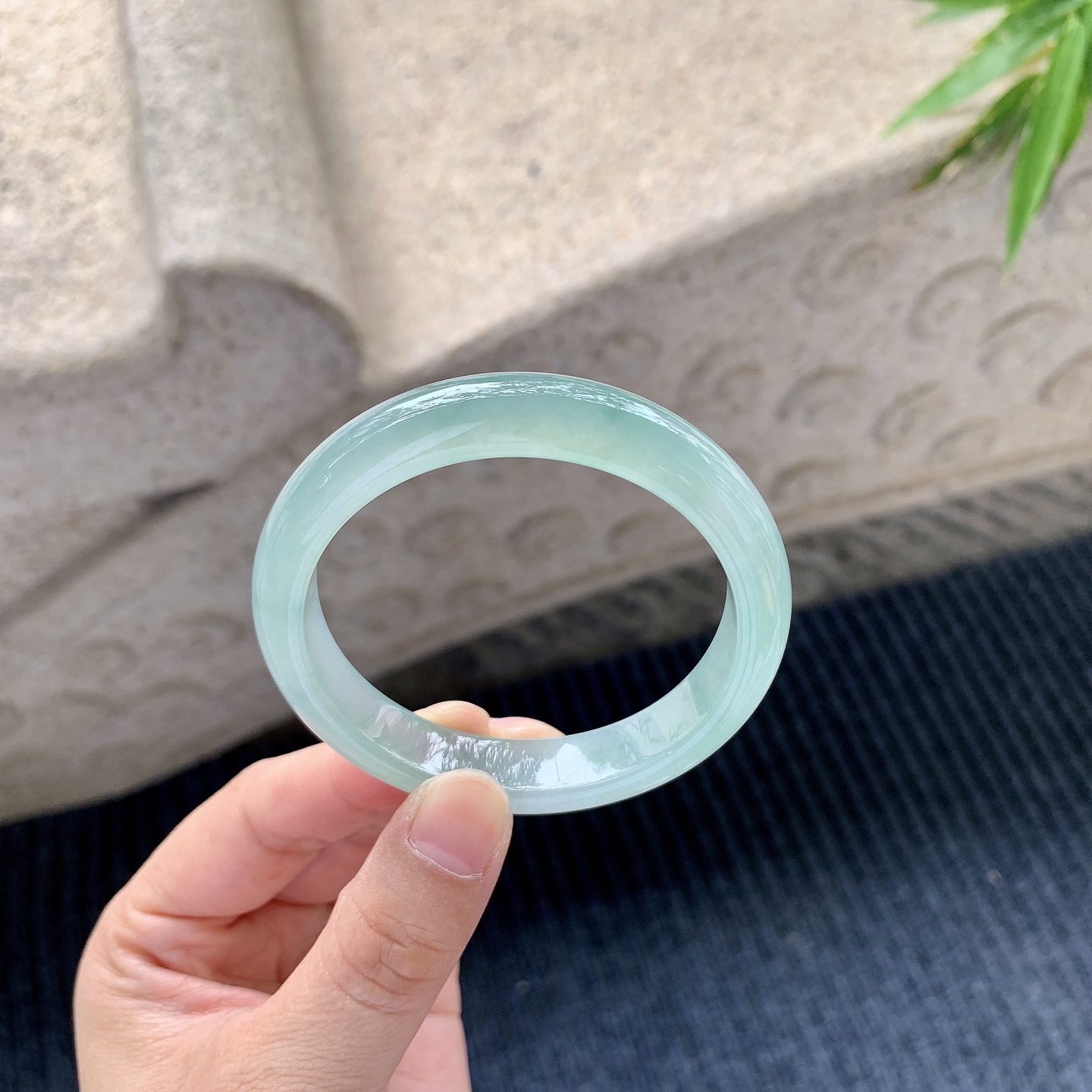 正圈51 52【圈口】51.5/11/7.5【编码】GL110880【描述】糯冰飘绿，水润，种老，细腻，无裂纹