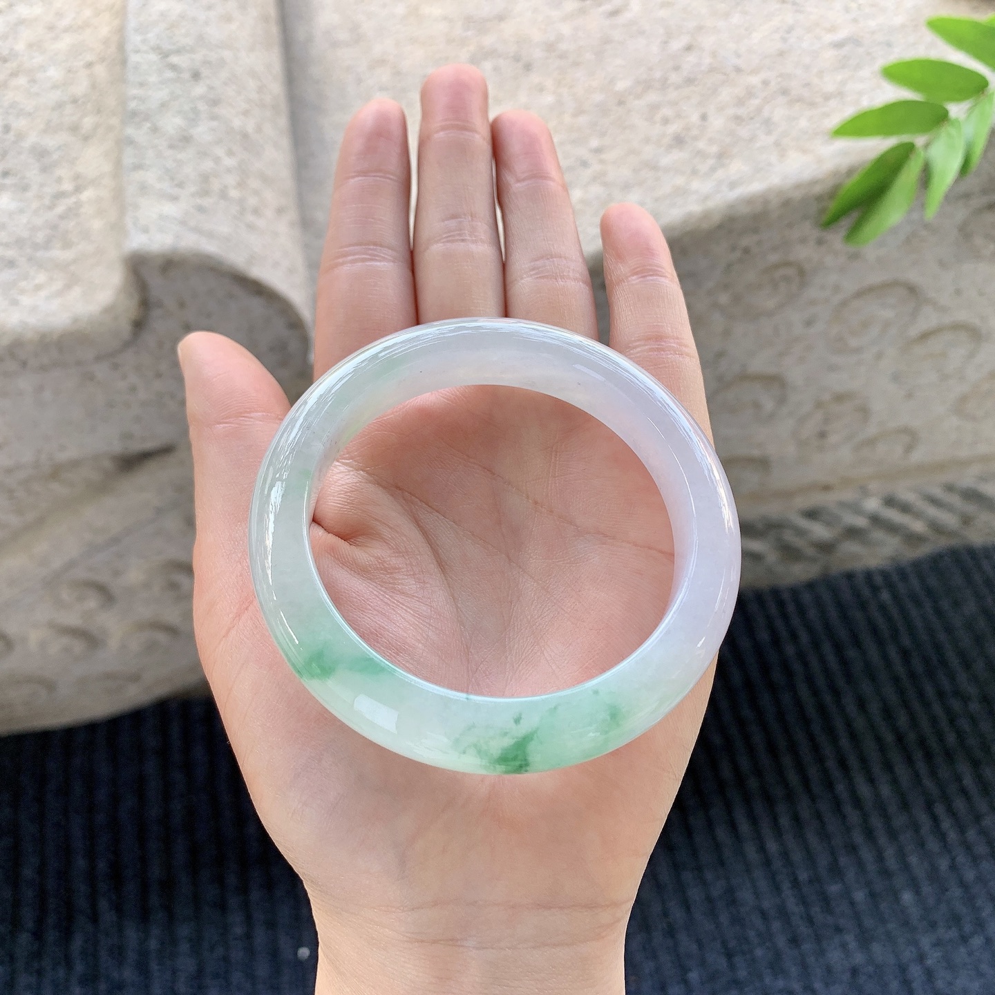 正圈55 56【圈口】56.9/12/9【编码】J7122115【描述】冰糯粉紫飘绿花，水润，种老，