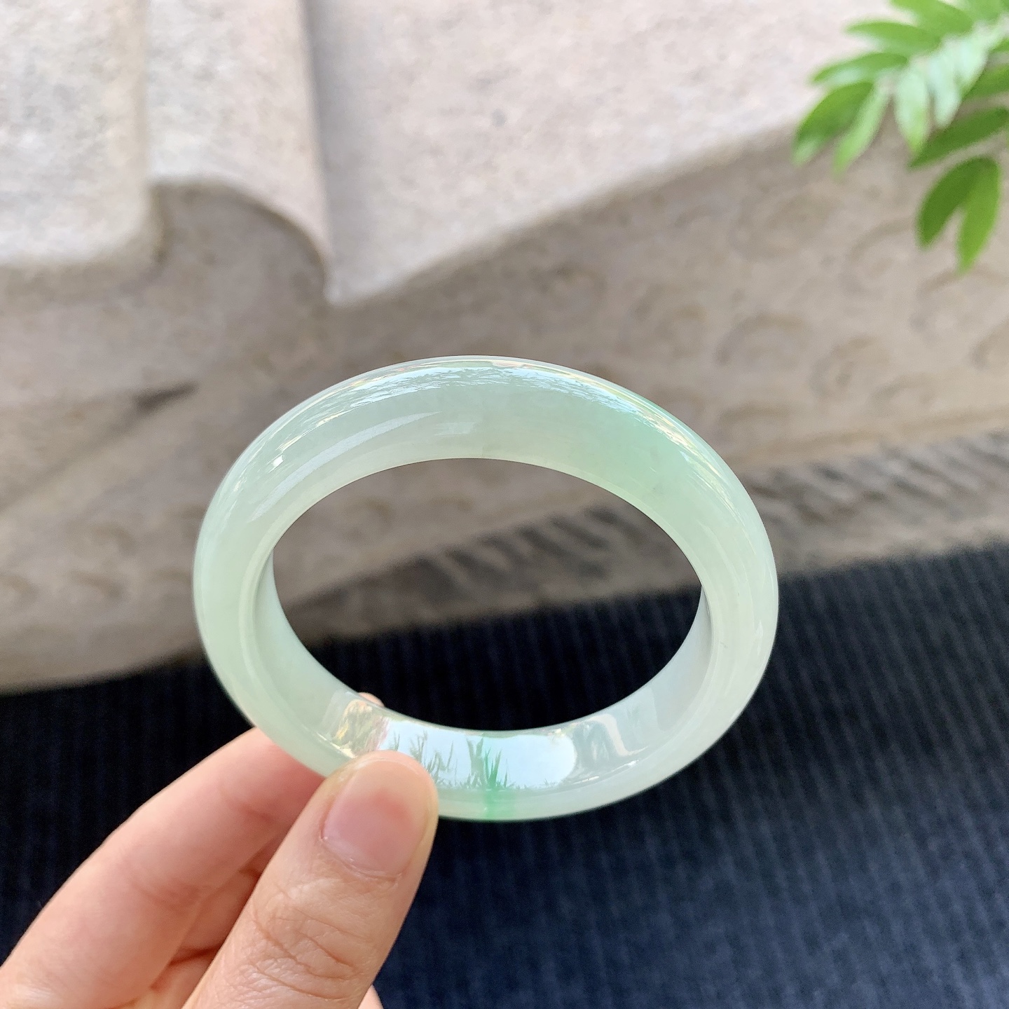 正圈53 54【圈口】54.2/12.2/8.2【编码】A1121034【描述】糯冰飘绿，水润，种老，细腻，打灯有絮线