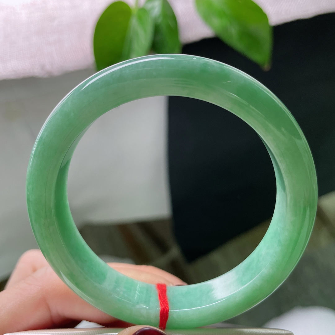 55.6/12/8.5绿色正圈，水润，底子细腻，稳如青山。 不是点缀，是底色，是根基。皮纹，ss50812a