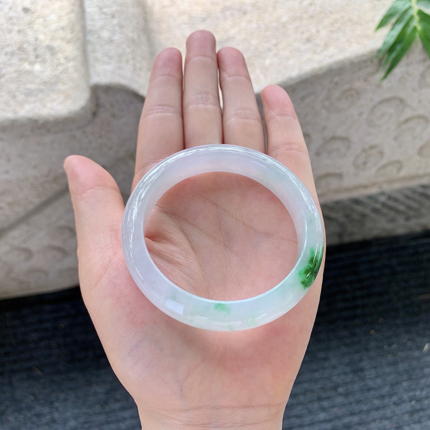 正圈50 51【圈口】51.8/10/7.7【编码】Q5121863【描述】冰糯飘辣绿，水润，种老，细腻，打灯有絮线