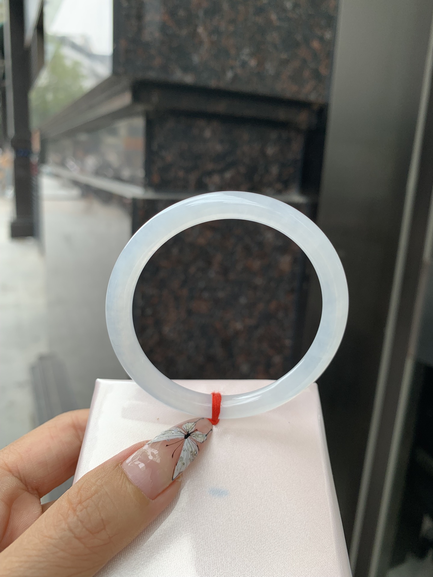 白月光美人条 54.3-7-6 0412-N410-3 打灯细纹，底妆细腻，水水润润的白月光，如同夜空中最温柔的那一抹月光，轻轻洒落你的手腕，带来一份宁静与雅致