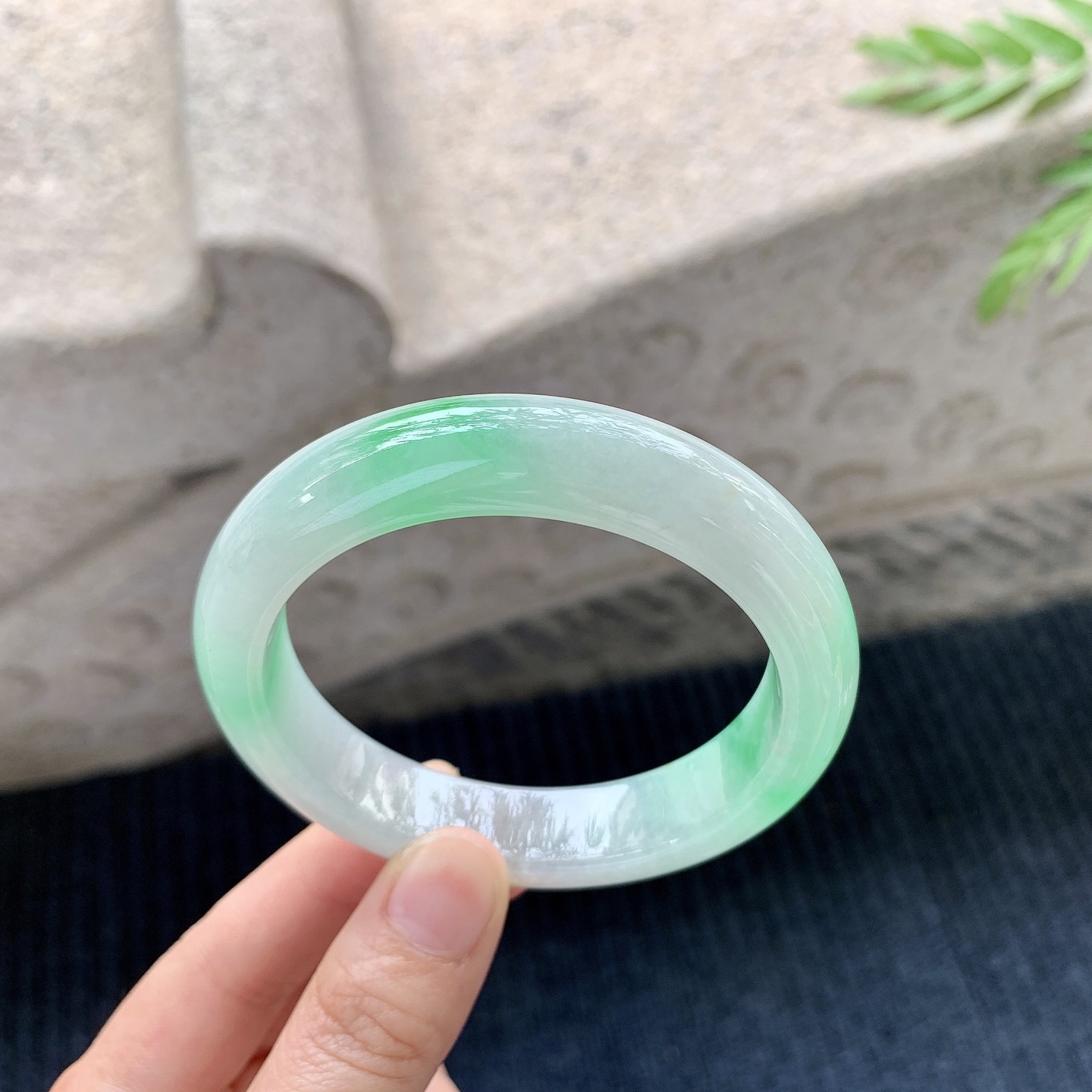 正圈56 57【圈口】57.4/12.9/9.1【编码】A1123072【描述】糯冰飘阳绿，水润，种老，细腻，打灯有絮线