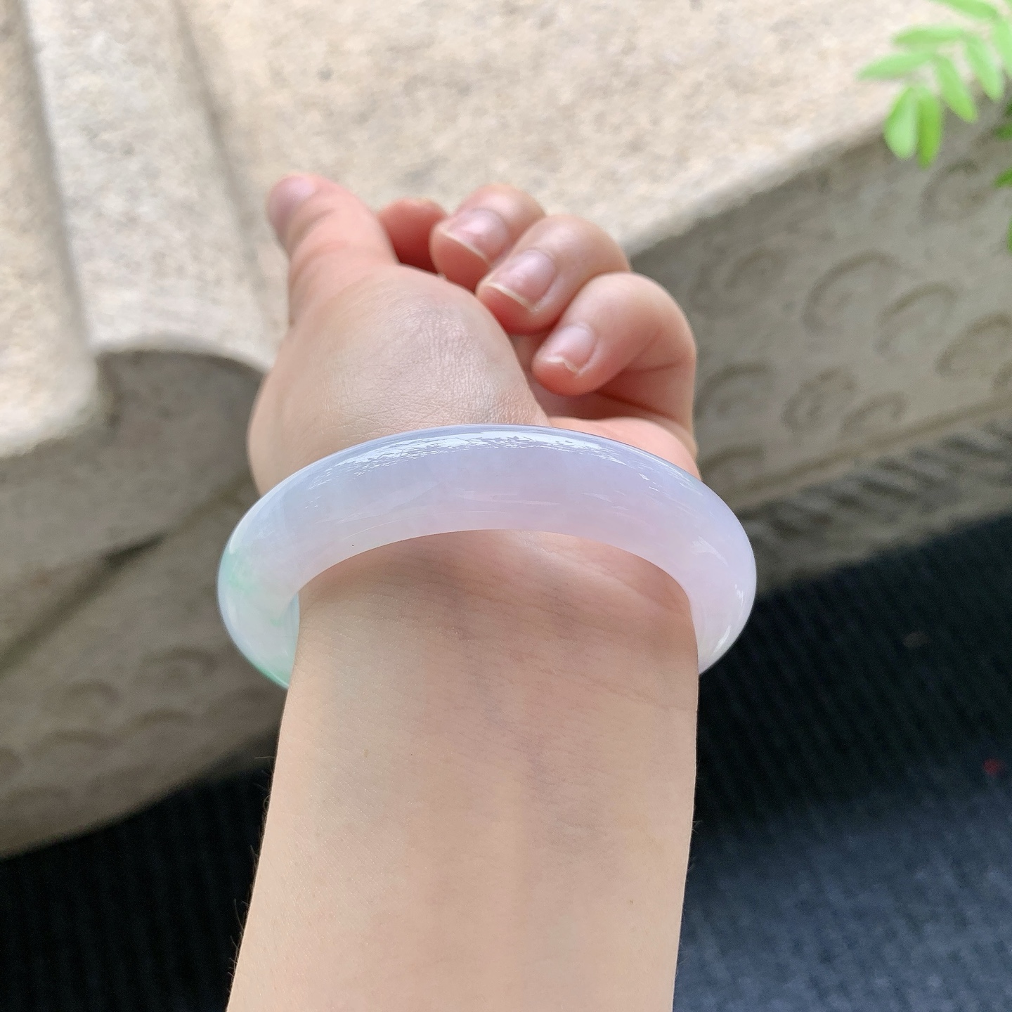 正圈51 52【圈口】52.4/11.8/9【编码】DZ041218【描述】冰糯春彩，水润，种老，细腻，打灯有纹线