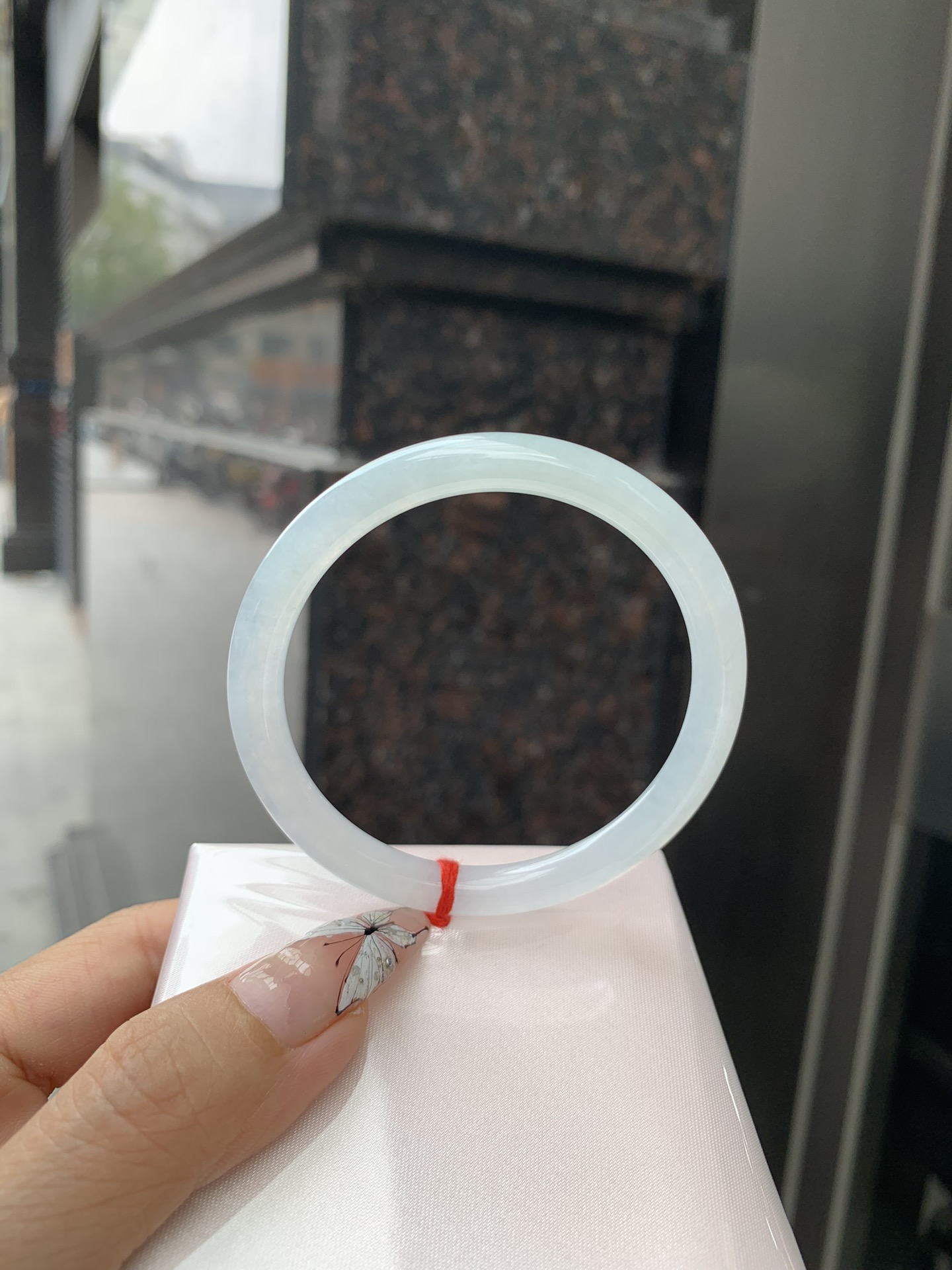 白月光美人条 54.5-7.3-6 0412-N410-6 打灯细纹，底妆细腻，水水润润的白月光，如同夜空中最温柔的那一抹月光，轻轻洒落你的手腕，带来一份宁静与雅致