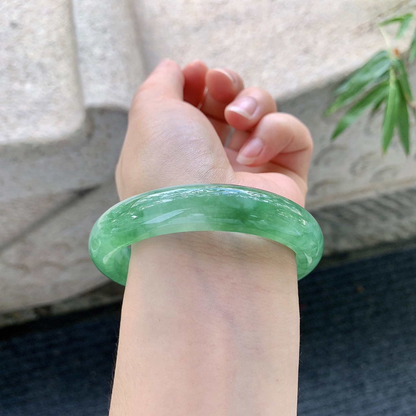 正圈56 57【圈口】57.6/12.6/8.3【编码】A1122371【描述】冰糯辣绿，水润，种老，细腻，无裂