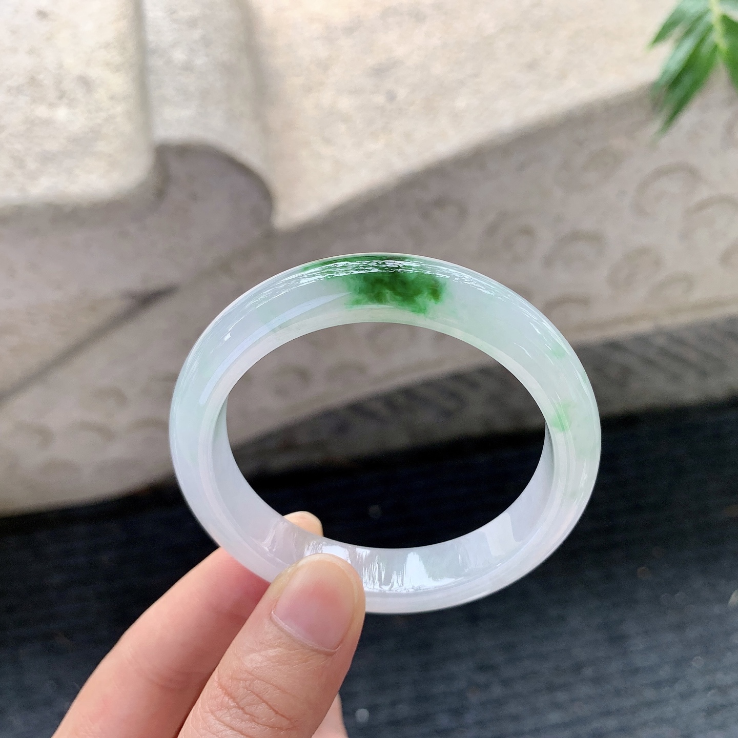 正圈50 51【圈口】51.8/10/7.7【编码】Q5121863【描述】冰糯飘辣绿，水润，种老，细腻，打灯有絮线