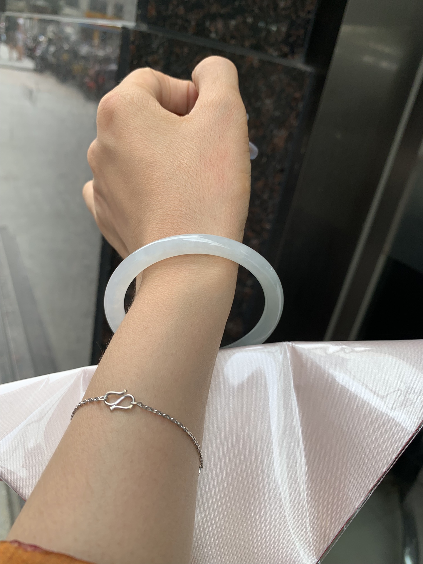 白月光美人条 54.5-7.3-6 0412-N410-6 打灯细纹，底妆细腻，水水润润的白月光，如同夜空中最温柔的那一抹月光，轻轻洒落你的手腕，带来一份宁静与雅致