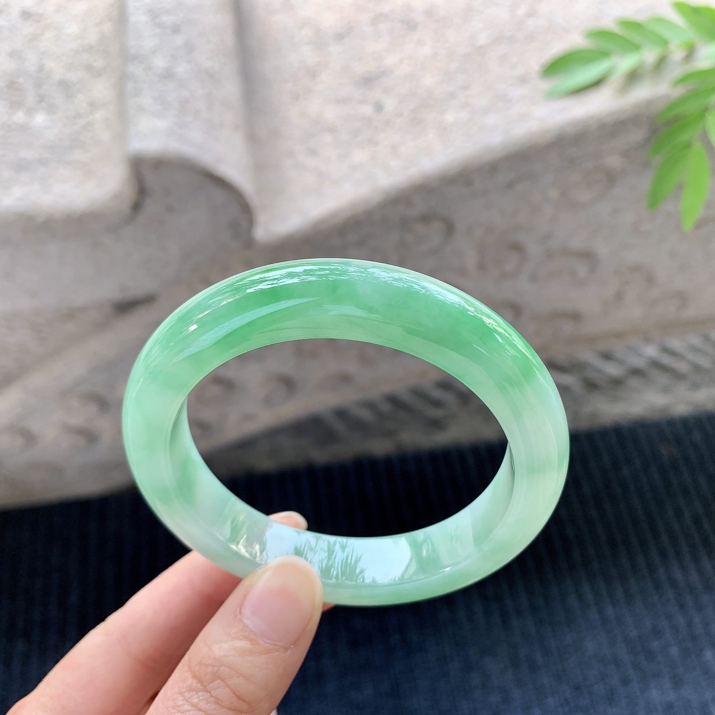 正圈56 57【圈口】57.8/12.4/9.5【编码】A1120729【描述】冰糯飘绿，水润，种老，细腻，无裂