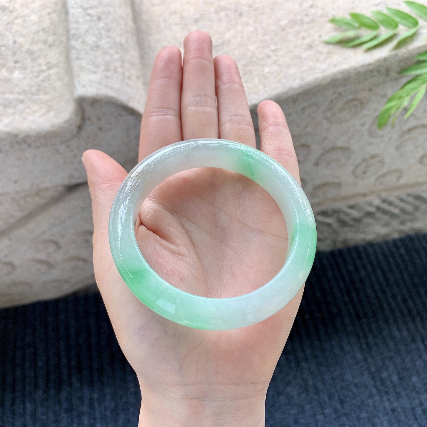 正圈56 57【圈口】57.4/12.9/9.1【编码】A1123072【描述】糯冰飘阳绿，水润，种老，细腻，打灯有絮线