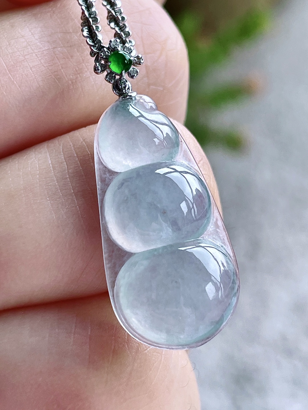 【镶嵌】高冰豆子高冰福豆吊坠 【说明】缅料 18k金镶嵌 无裂 性比高 【整体】32 【裸石】26-13.2-4.6 【重量】3克