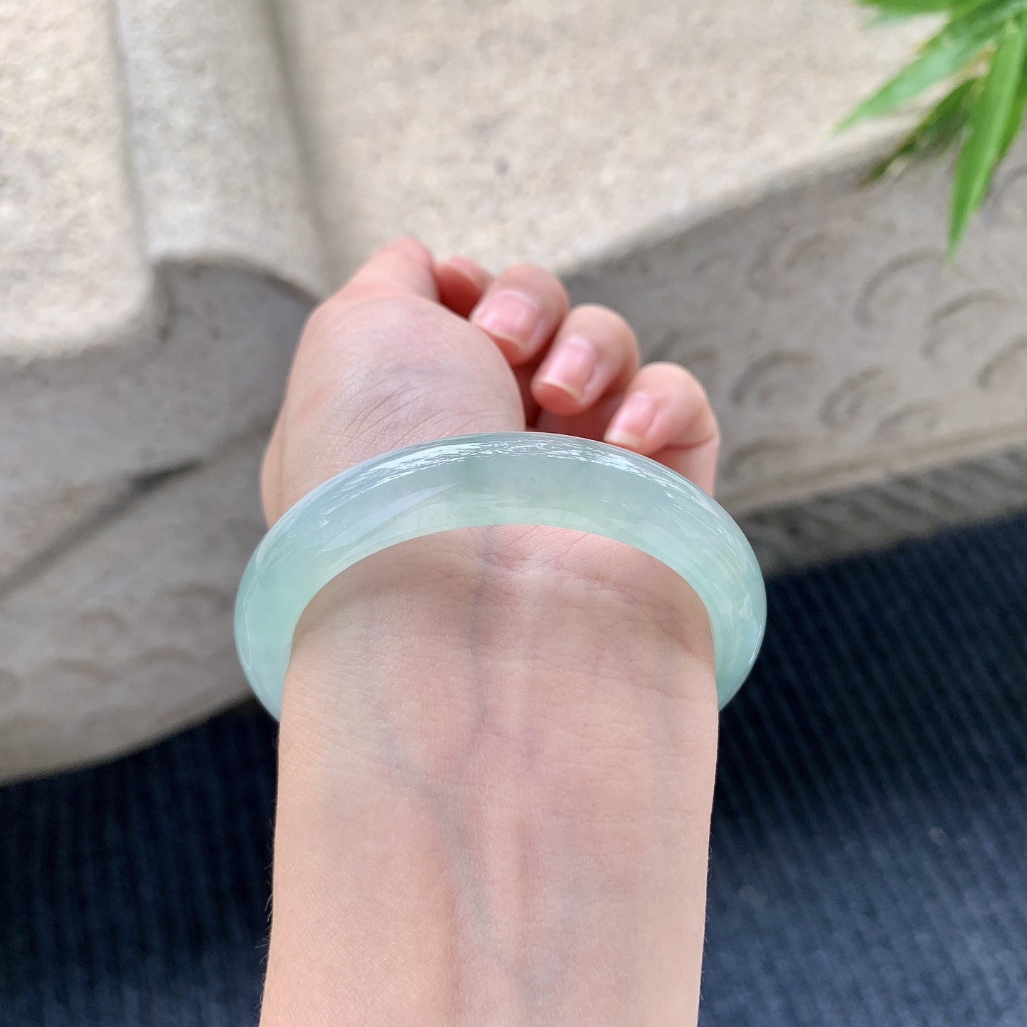 正圈51 52【圈口】51.5/11/7.5【编码】GL110880【描述】糯冰飘绿，水润，种老，细腻，无裂纹