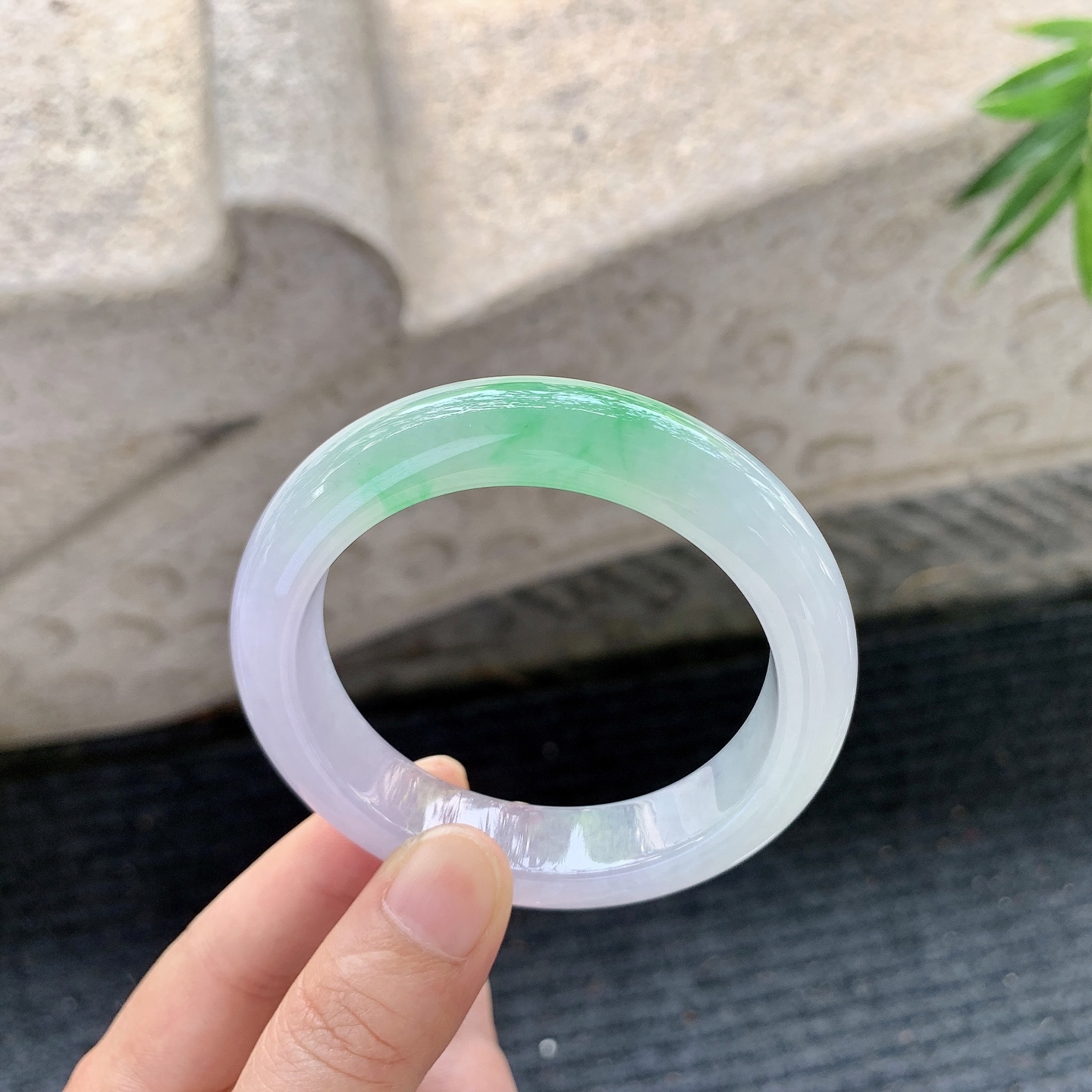 正圈52 53【圈口】53.8/12.8/9【编码】B2122574【描述】冰糯春彩，水润，种老，细腻，有纹线