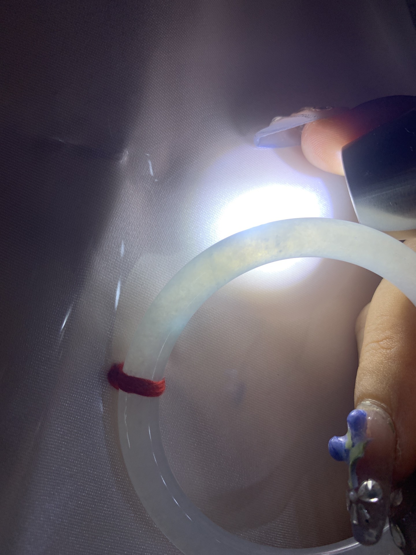 白月光美人条 54.3-7-6 0412-N410-3 打灯细纹，底妆细腻，水水润润的白月光，如同夜空中最温柔的那一抹月光，轻轻洒落你的手腕，带来一份宁静与雅致