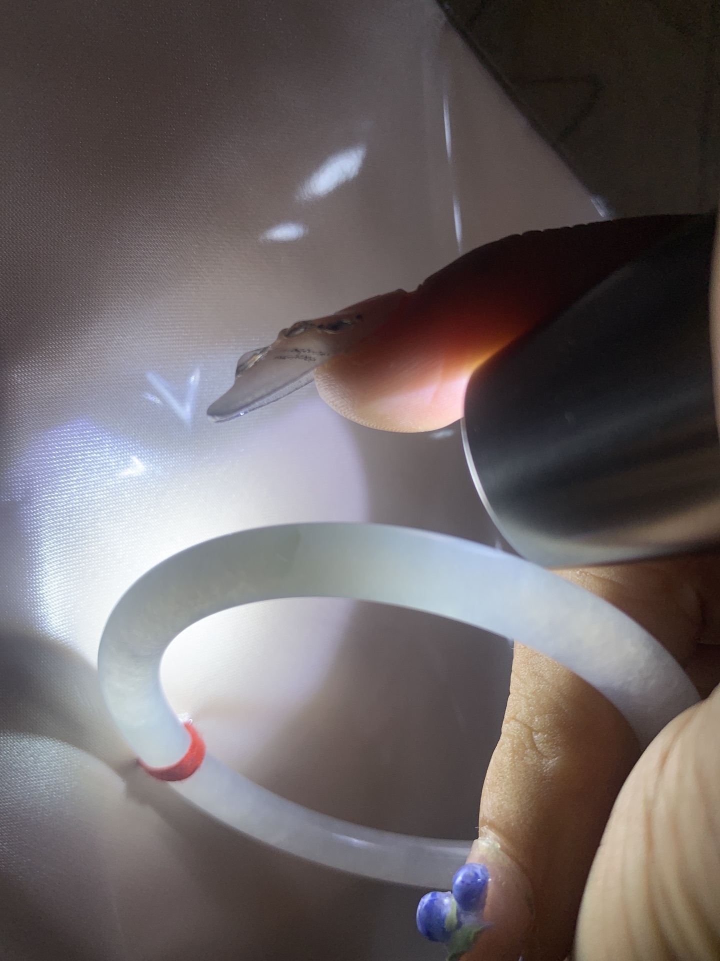 白月光美人条 54-7-5.4 0412-N410-4 打灯细纹，底妆细腻，水水润润的白月光，如同夜空中最温柔的那一抹月光，轻轻洒落你的手腕，带来一份宁静与雅致