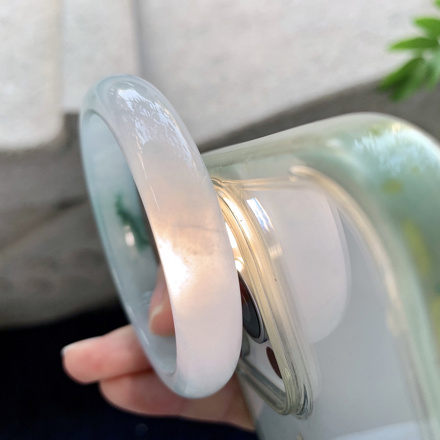 正圈52 53【圈口】53.8/11.4/7.1【编码】A1120641【描述】糯冰飘花，水润，种老，细腻，打灯有 絮线