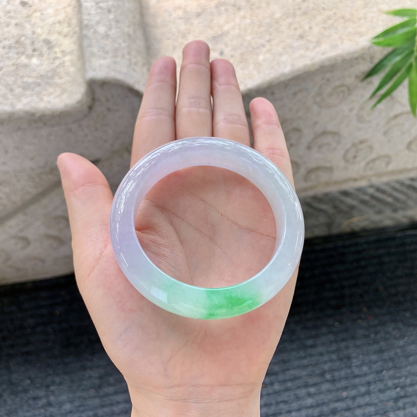 正圈52 53【圈口】53.8/12.8/9【编码】B2122574【描述】冰糯春彩，水润，种老，细