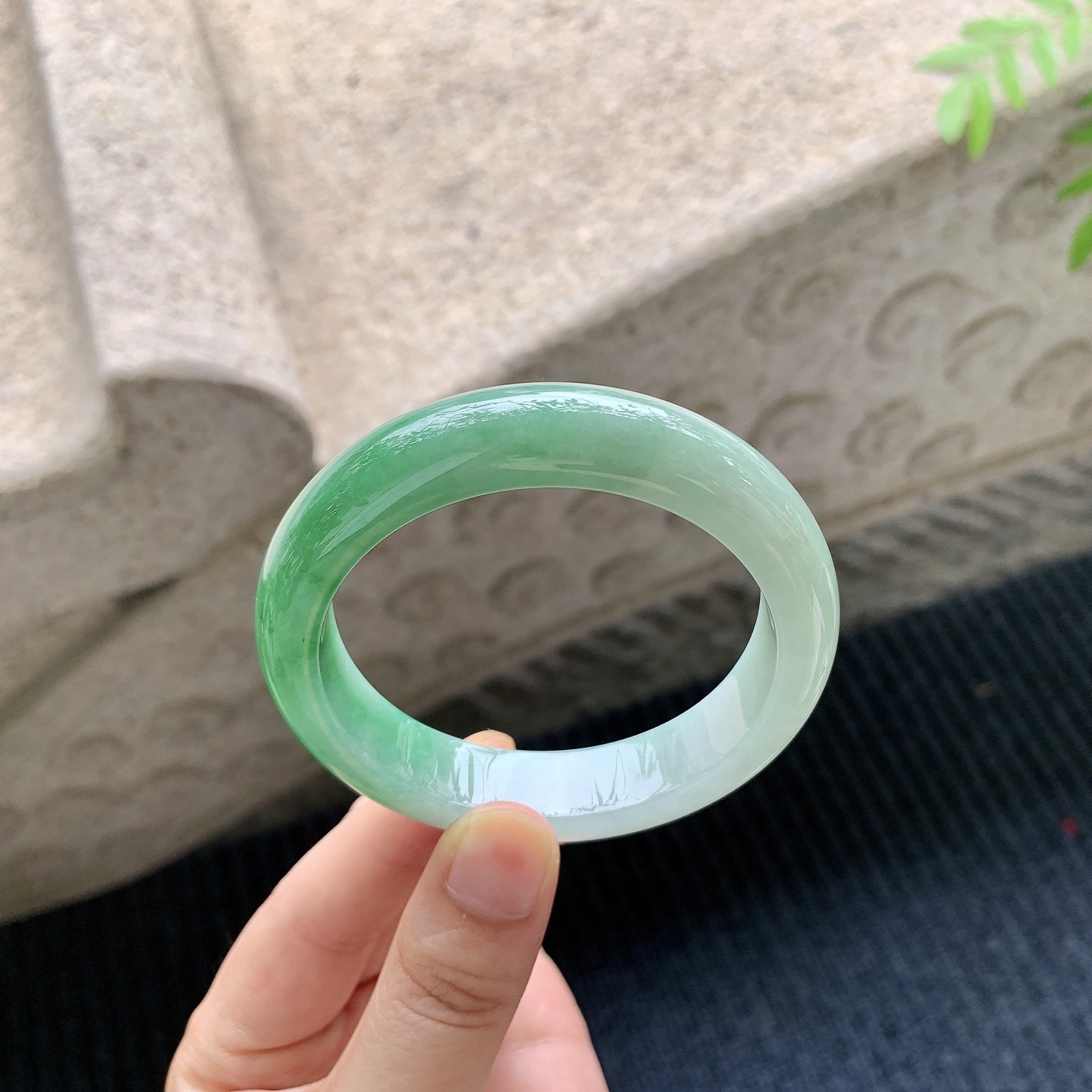 正圈53 54【圈口】54.3/12.8/8.5【编码】A1041210【描述】细糯飘绿，水润，种老，细腻，无裂