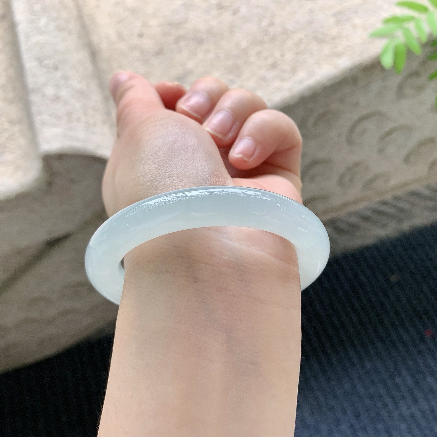 圆条52 53【圈口】52.8/10/10【编码】YT041223【描述】糯冰底色，水润，种老，细腻，打灯有絮线