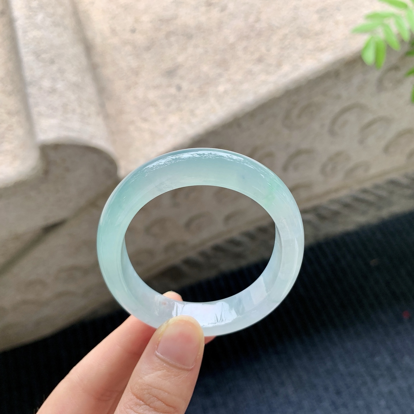 贵妃51 52【圈口】52.7/44.6/11.6/7.5【编码】DZ041214【描述】冰糯晴绿，水润，种老，细腻，无裂