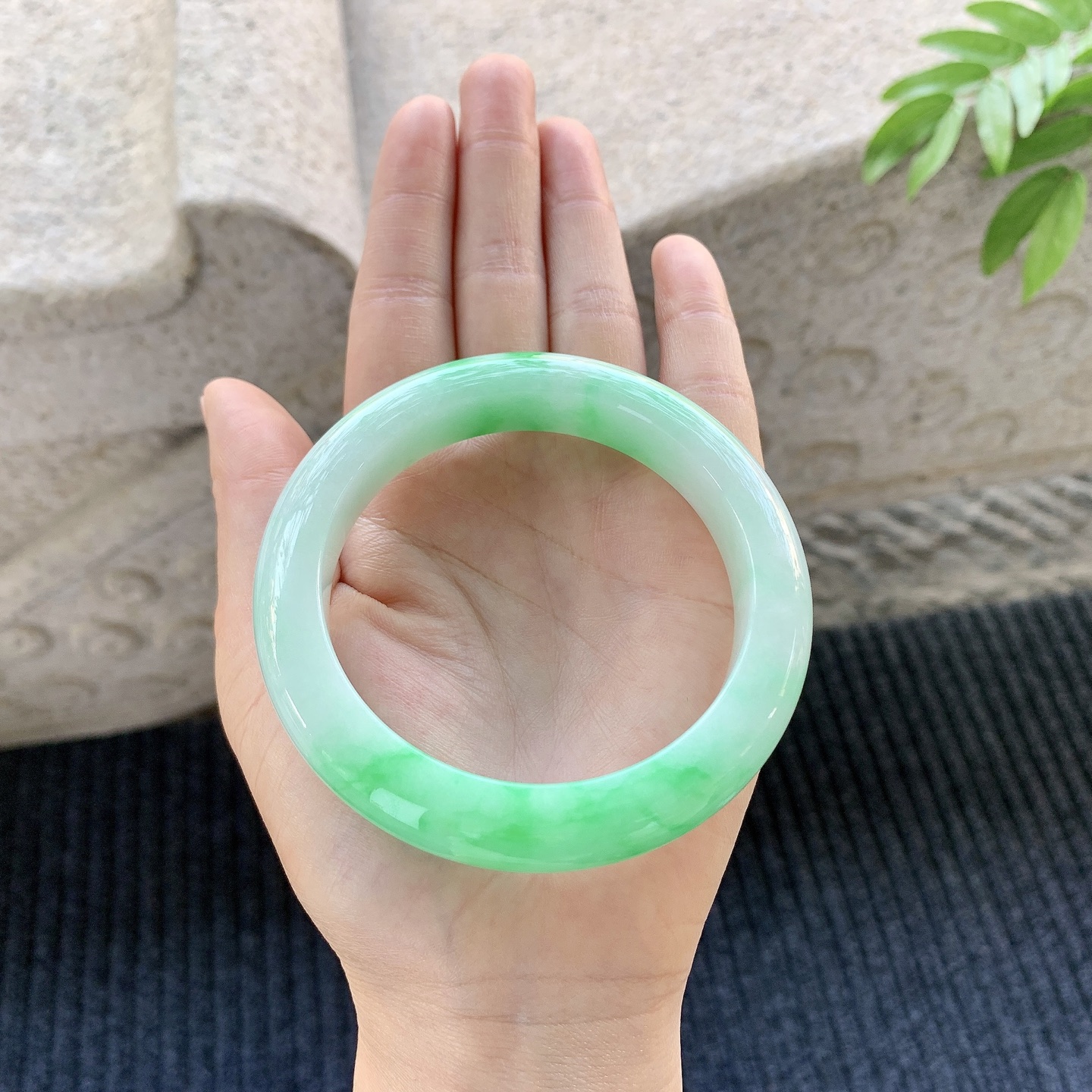 正圈58 59【圈口】59.8/12.5/10【编码】GJ121602【描述】糯冰飘阳绿，水润，种老，细腻，无裂