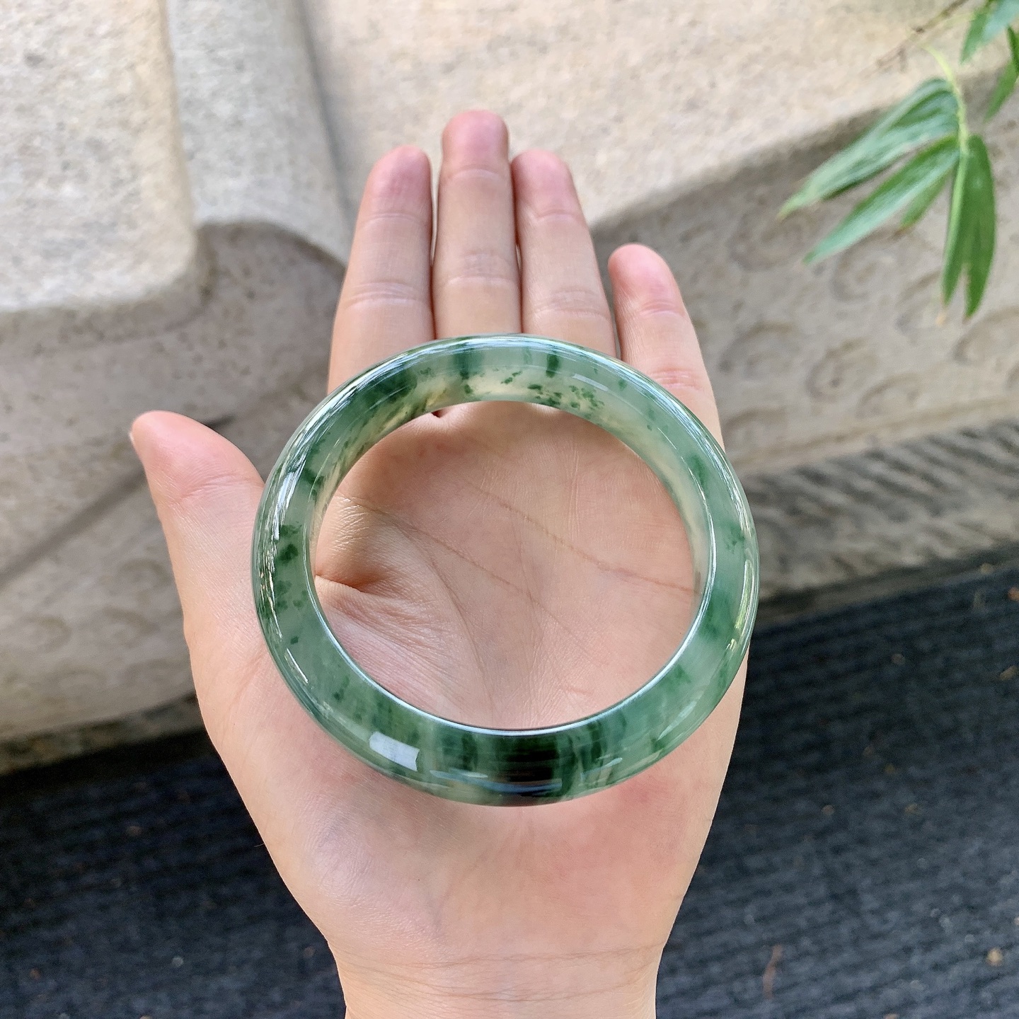 正圈57 58【圈口】58.7/12.2/9【编码】YT121382【描述】糯冰飘绿花，种老，细腻，