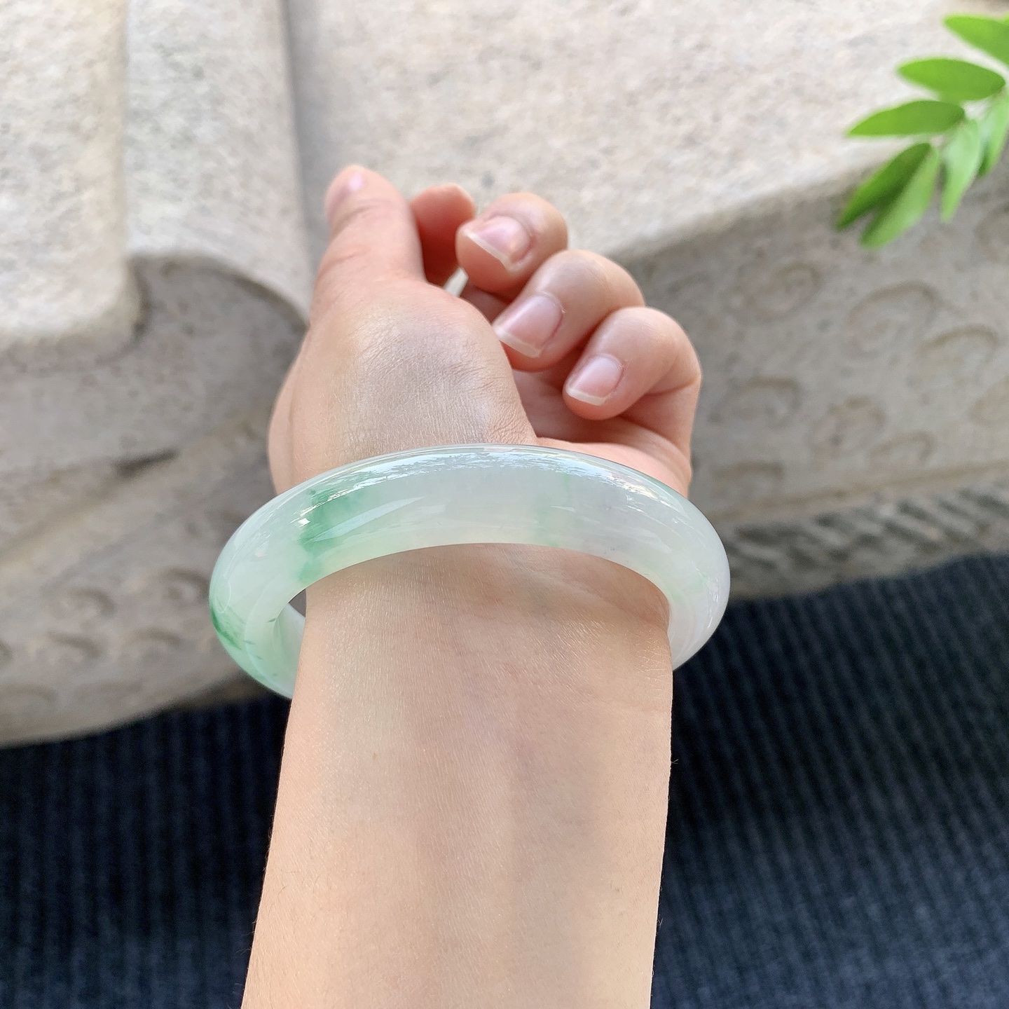 正圈55 56【圈口】56.9/12/9【编码】J7122115【描述】冰糯粉紫飘绿花，水润，种老，细腻，无裂纹