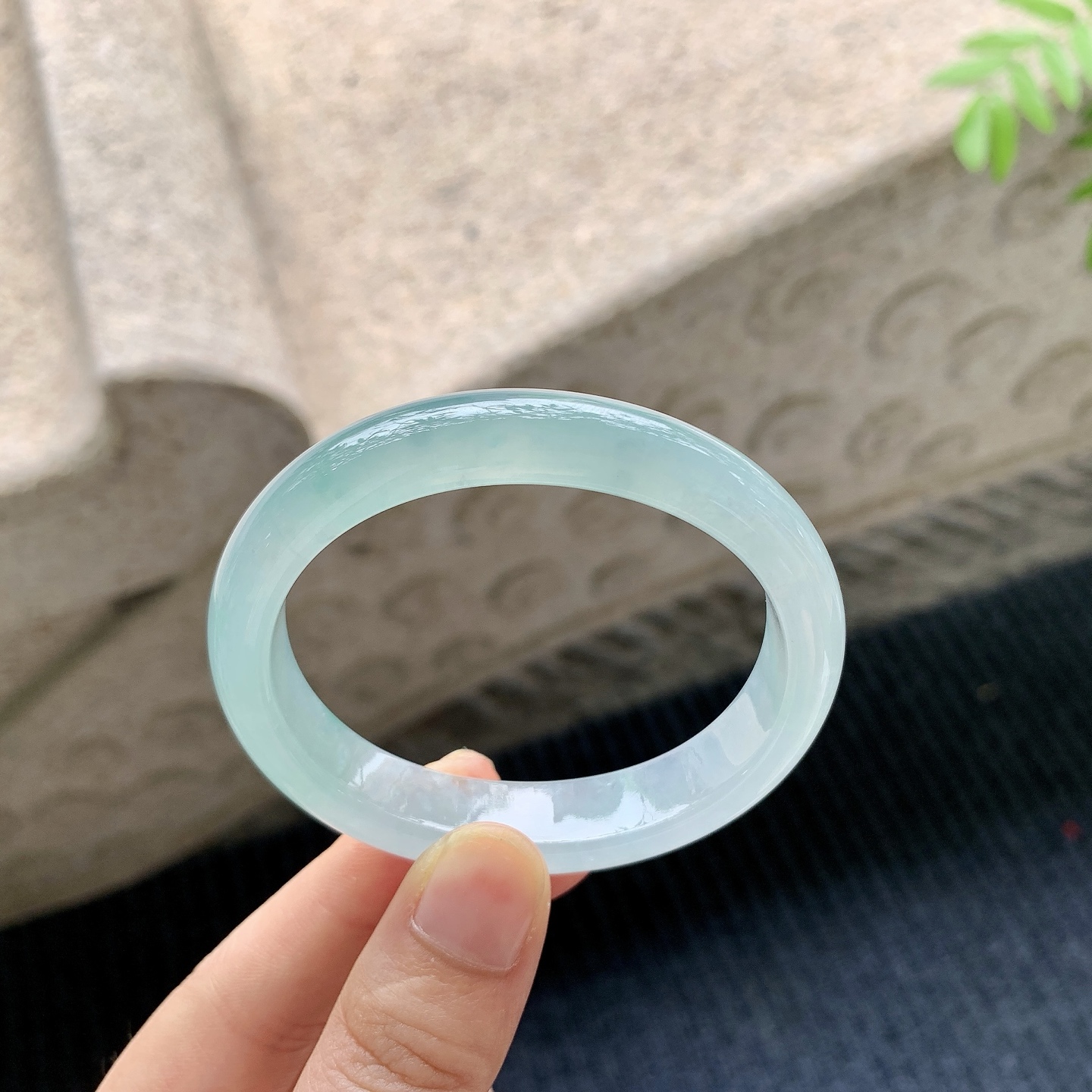 贵妃51 52【圈口】52.7/44.6/11.6/7.5【编码】DZ041214【描述】冰糯晴绿，水润，种老，细腻，无裂