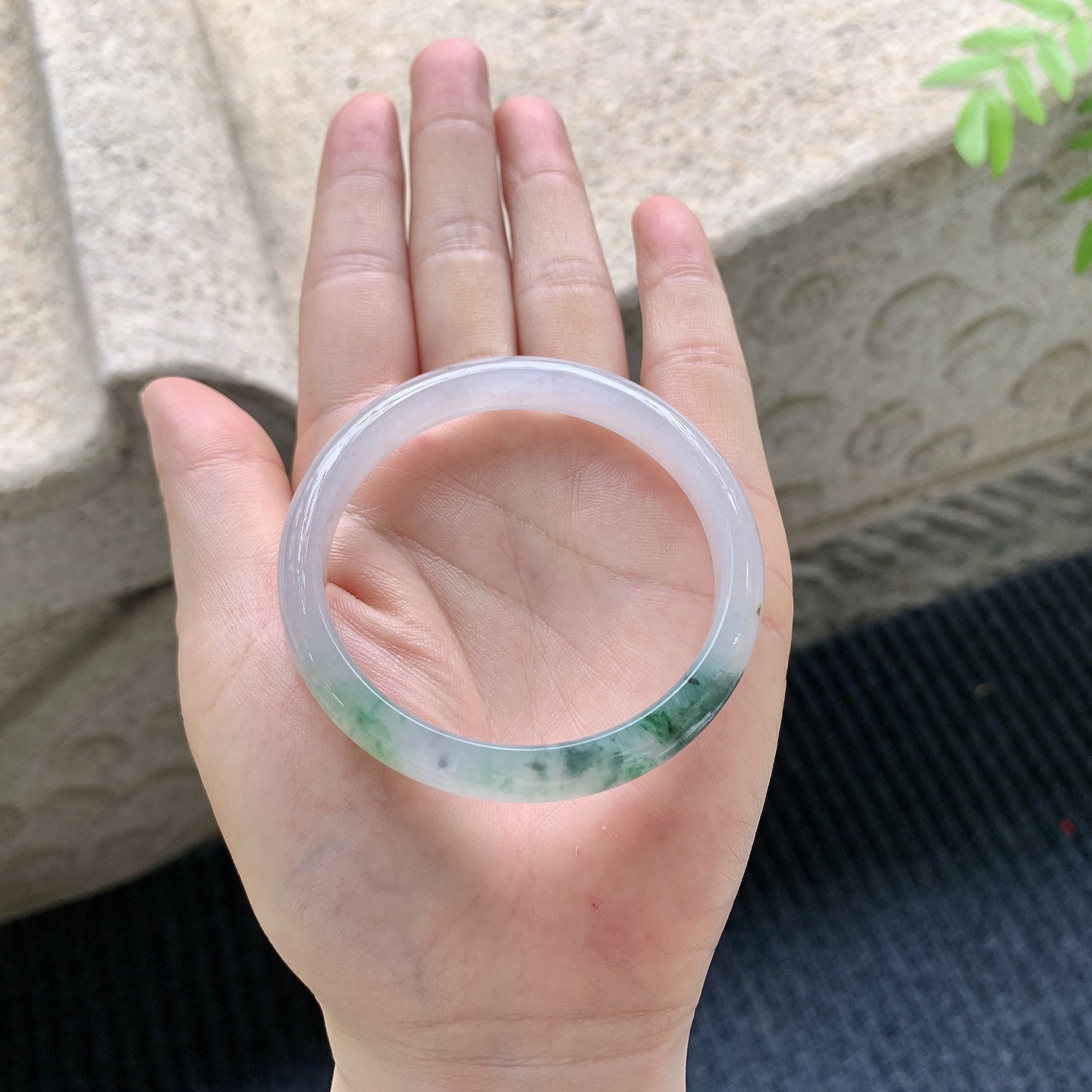 正圈50 51【圈口】51.7/9/5.8【编码】QX041206【描述】糯冰飘花，水润，种老，细腻