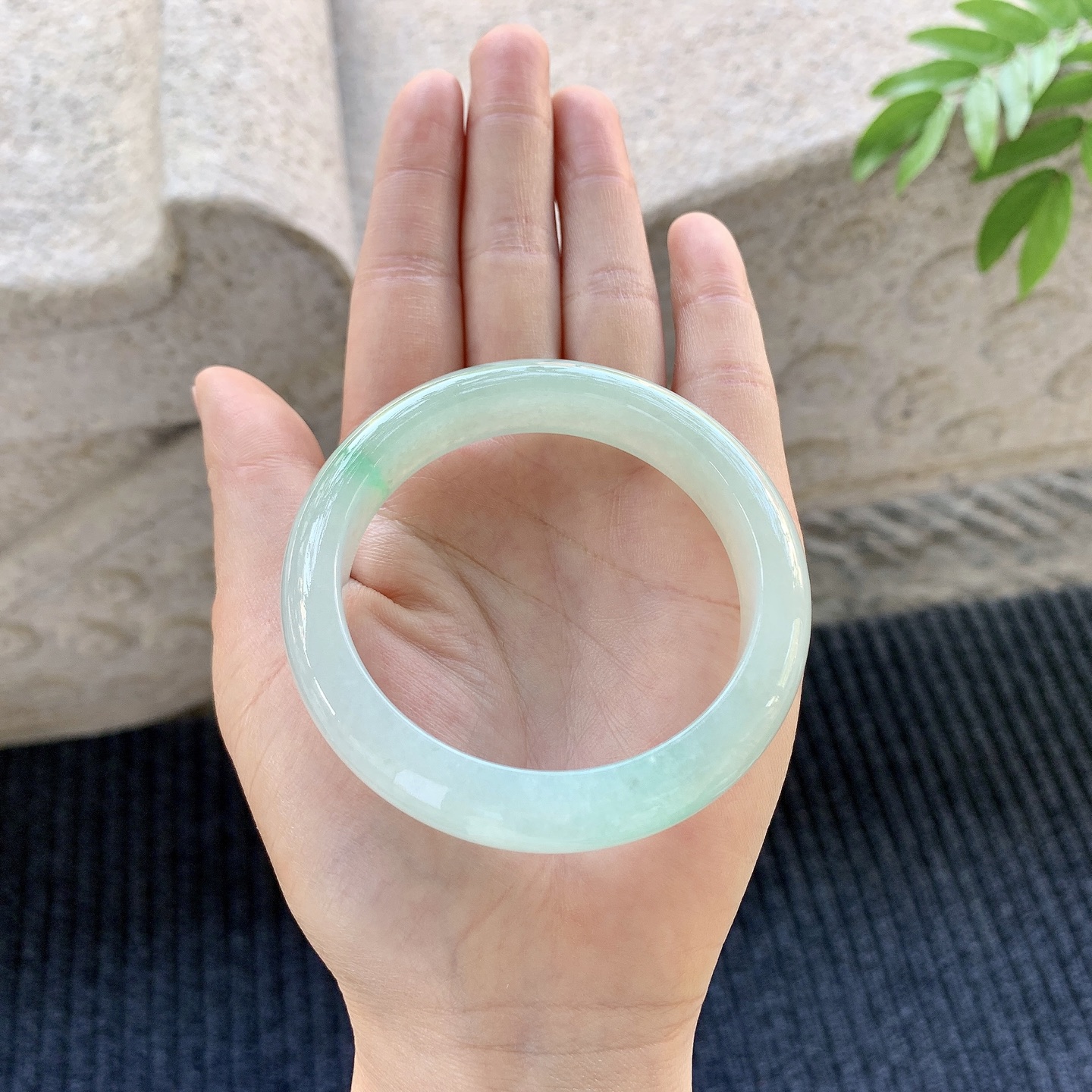 正圈53 54【圈口】54.2/12.2/8.2【编码】A1121034【描述】糯冰飘绿，水润，种老，细腻，打灯有絮线