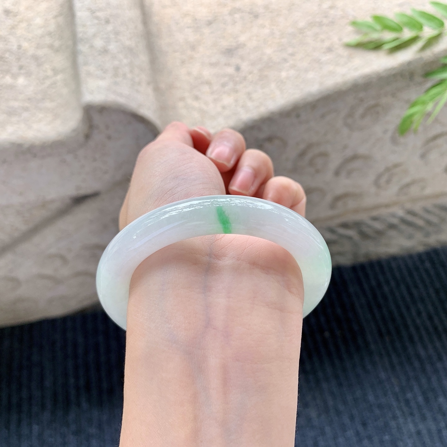 圆条52 53【圈口】53.7/10.5/10.3【编码】B2121156【描述】冰糯飘绿，水润，种老，细腻，打灯有絮线