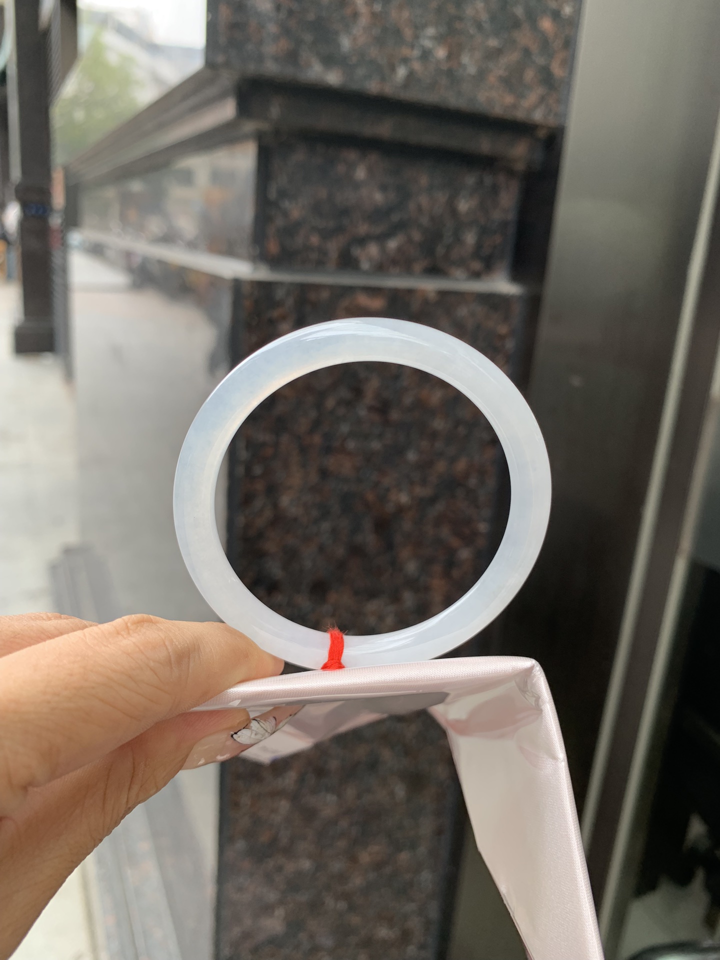 白月光美人条 54.3-7-6 0412-N410-3 打灯细纹，底妆细腻，水水润润的白月光，如同夜空中最温柔的那一抹月光，轻轻洒落你的手腕，带来一份宁静与雅致