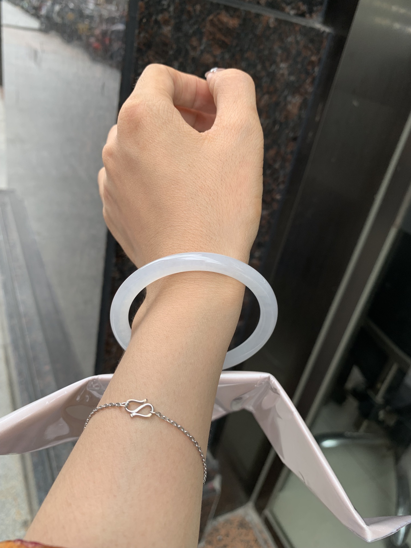 白月光美人条 54.3-7-6 0412-N410-3 打灯细纹，底妆细腻，水水润润的白月光，如同夜空中最温柔的那一抹月光，轻轻洒落你的手腕，带来一份宁静与雅致