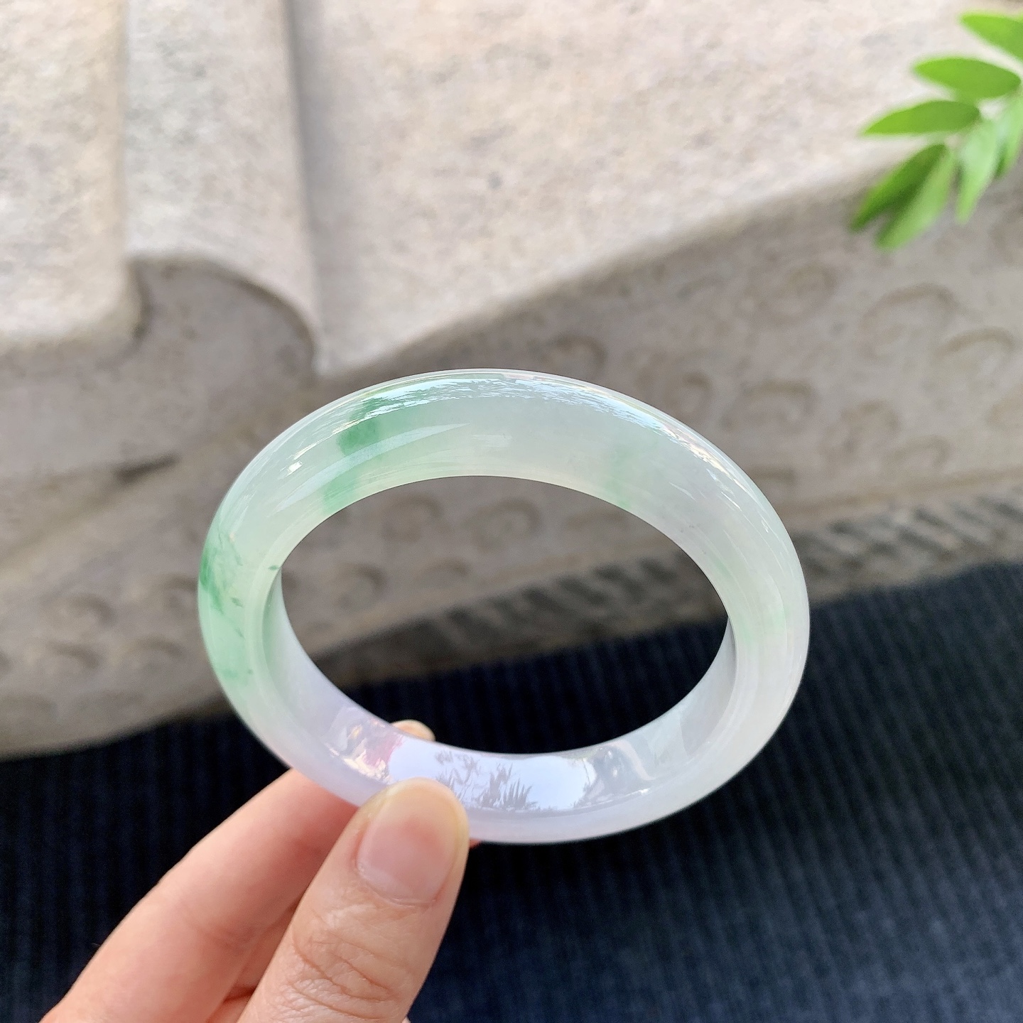 正圈55 56【圈口】56.9/12/9【编码】J7122115【描述】冰糯粉紫飘绿花，水润，种老，细腻，无裂纹