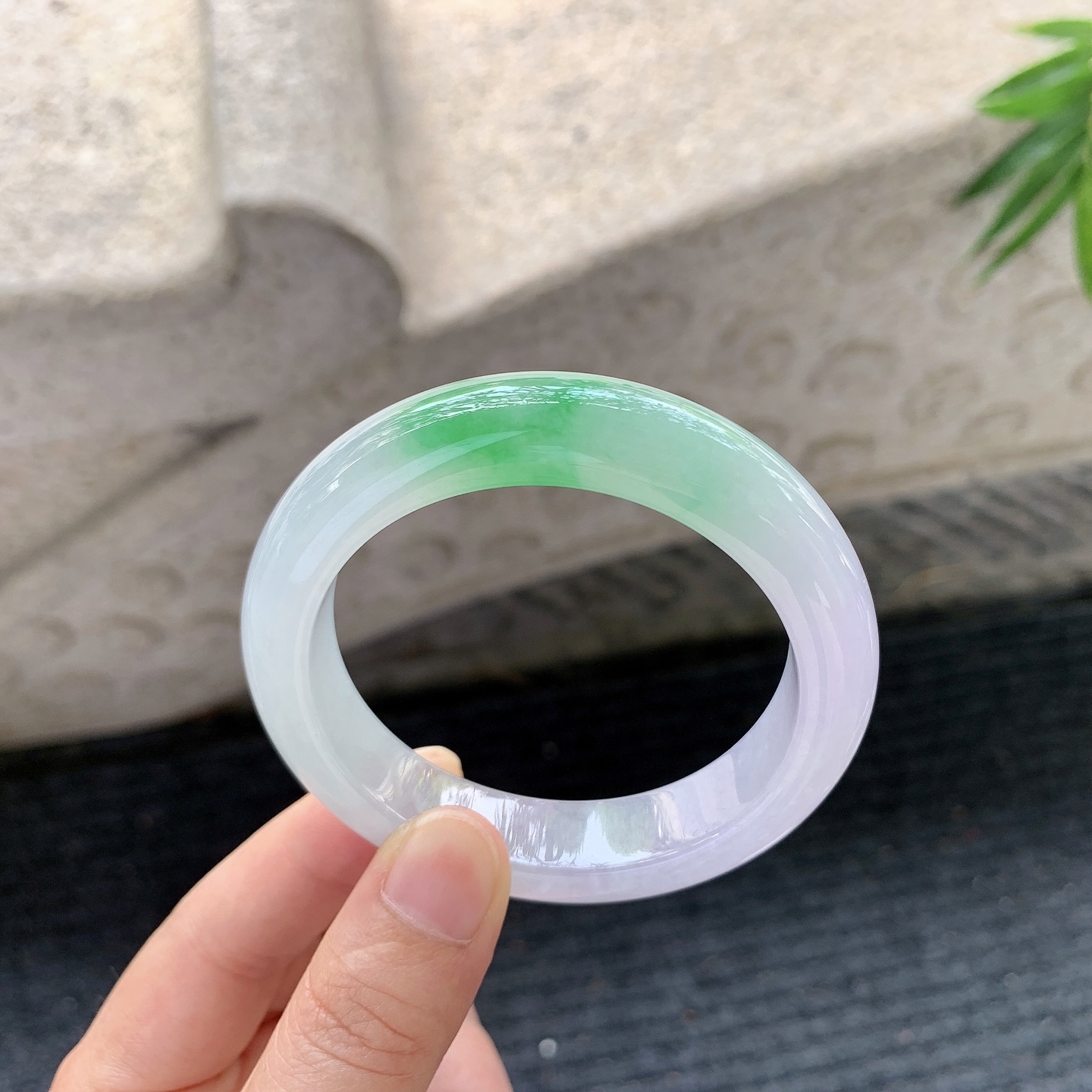 正圈52 53【圈口】53.8/12.8/9【编码】B2122574【描述】冰糯春彩，水润，种老，细腻，有纹线