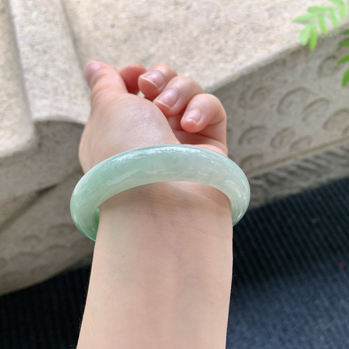 正圈53 54【圈口】54.3/12.8/8.5【编码】A1041210【描述】细糯飘绿，水润，种老，细腻，无裂