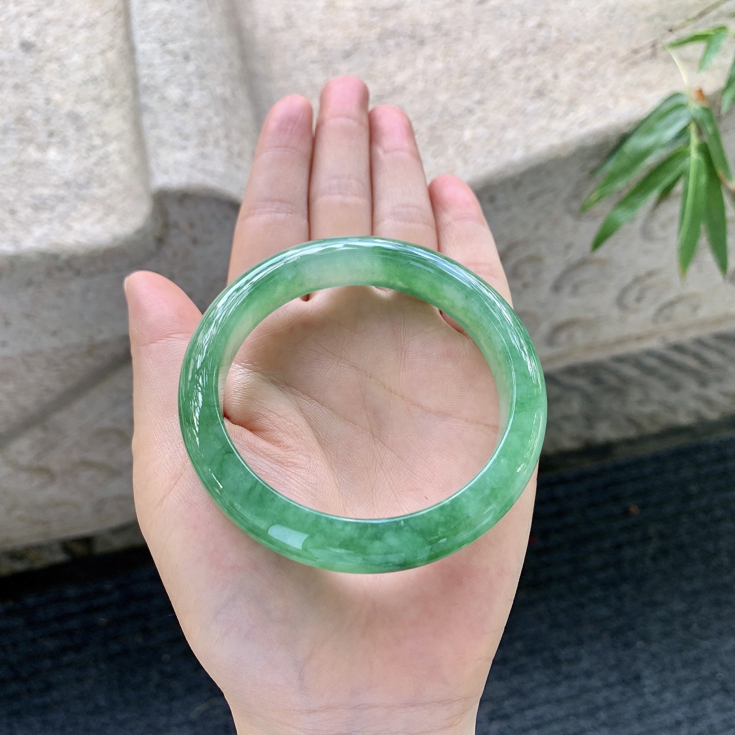 正圈56 57【圈口】57.6/12.6/8.3【编码】A1122371【描述】冰糯辣绿，水润，种老