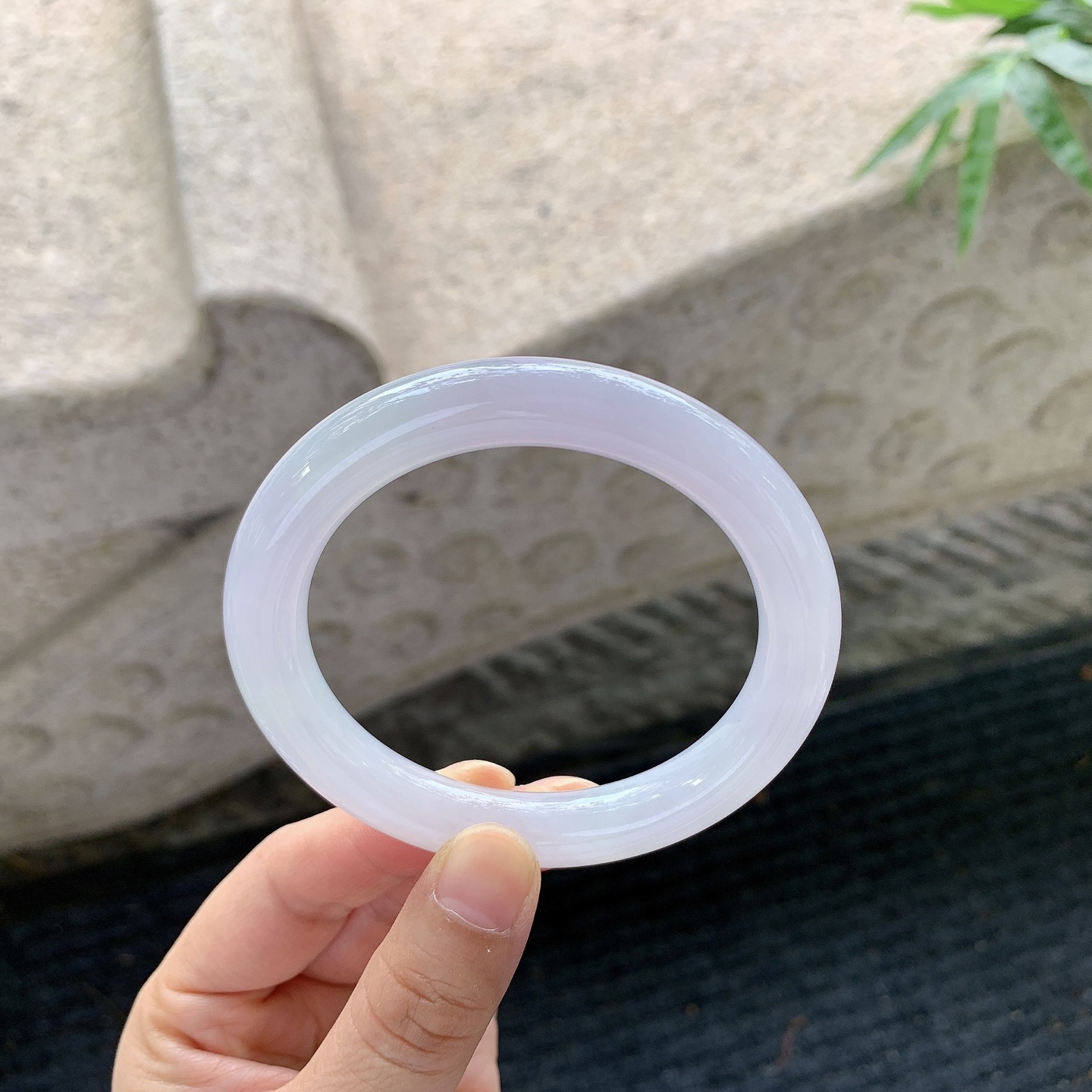 圆条54 55【圈口】55.8/9.7/9.8【编码】A1122598【描述】细糯粉紫底，水润，种老，细腻，打灯有纹线