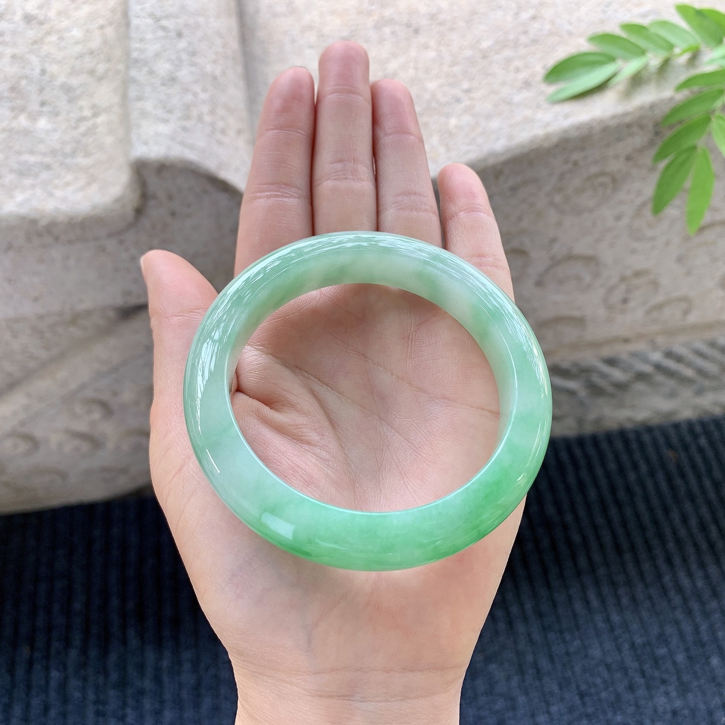 正圈56 57【圈口】57.8/12.4/9.5【编码】A1120729【描述】冰糯飘绿，水润，种老，细腻，无裂