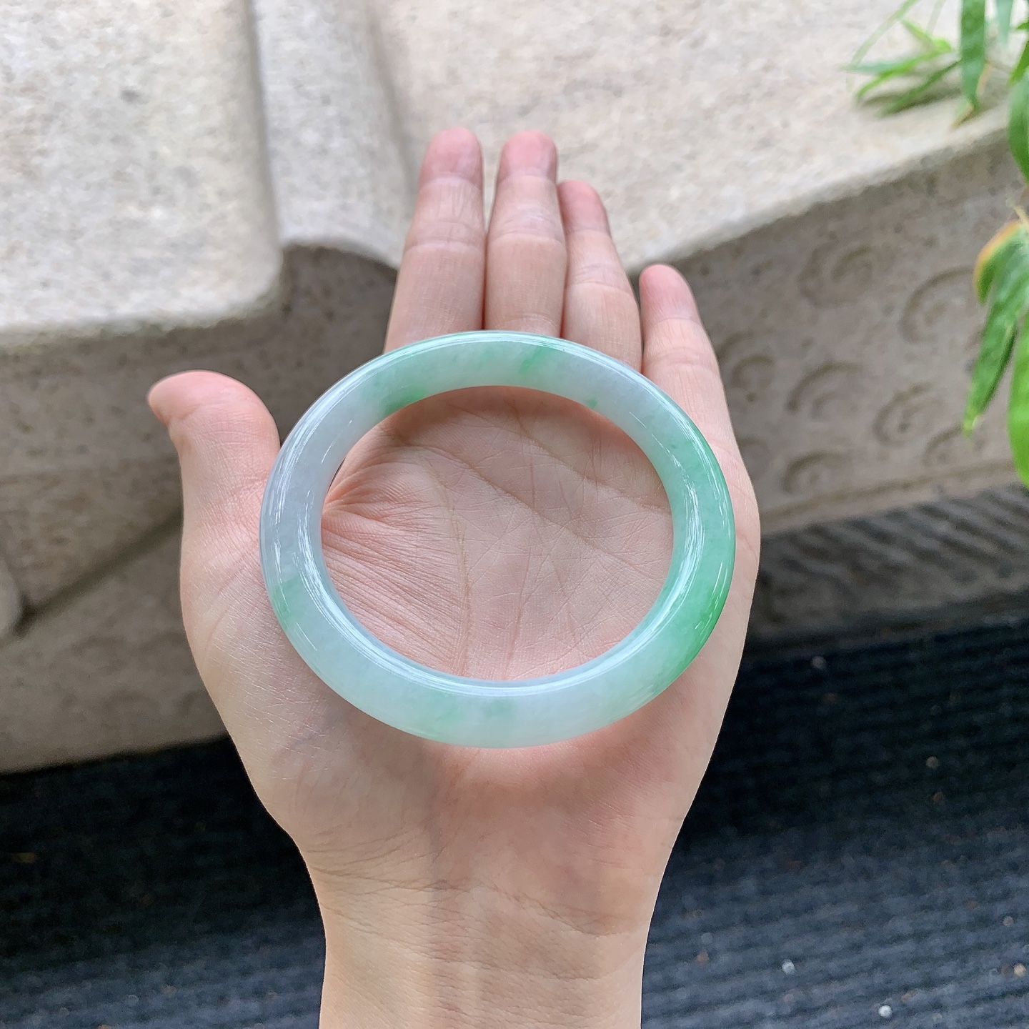 圆条54 55【圈口】54.5/8.8/9【编码】A1121781【描述】细糯飘绿，水润，种老，细腻，有纹线