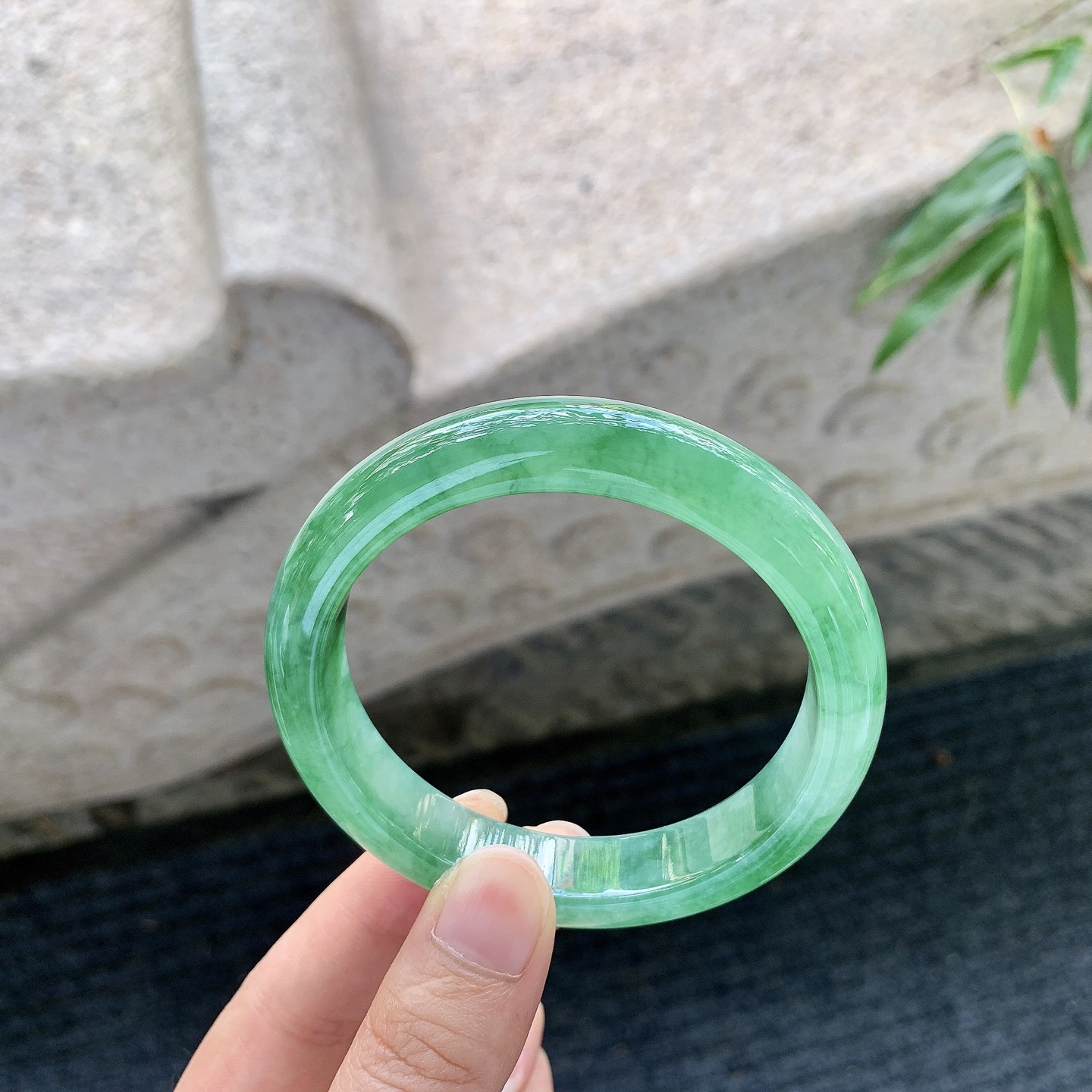 正圈56 57【圈口】57.6/12.6/8.3【编码】A1122371【描述】冰糯辣绿，水润，种老，细腻，无裂